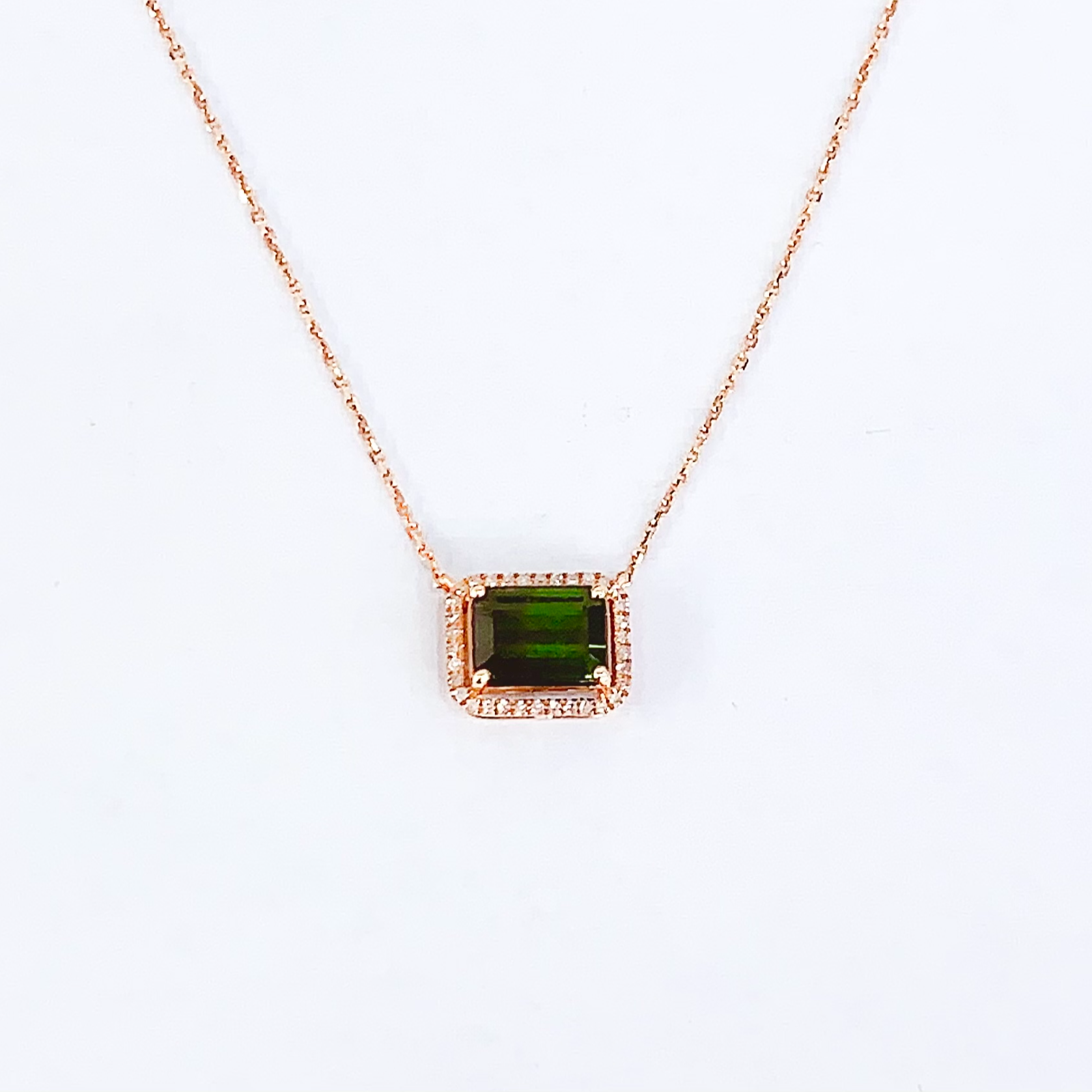 (轩尼)18K金镶嵌碧玺吊坠^裸7.3x5.5，总约1.9g，主约2.2ct，副34颗