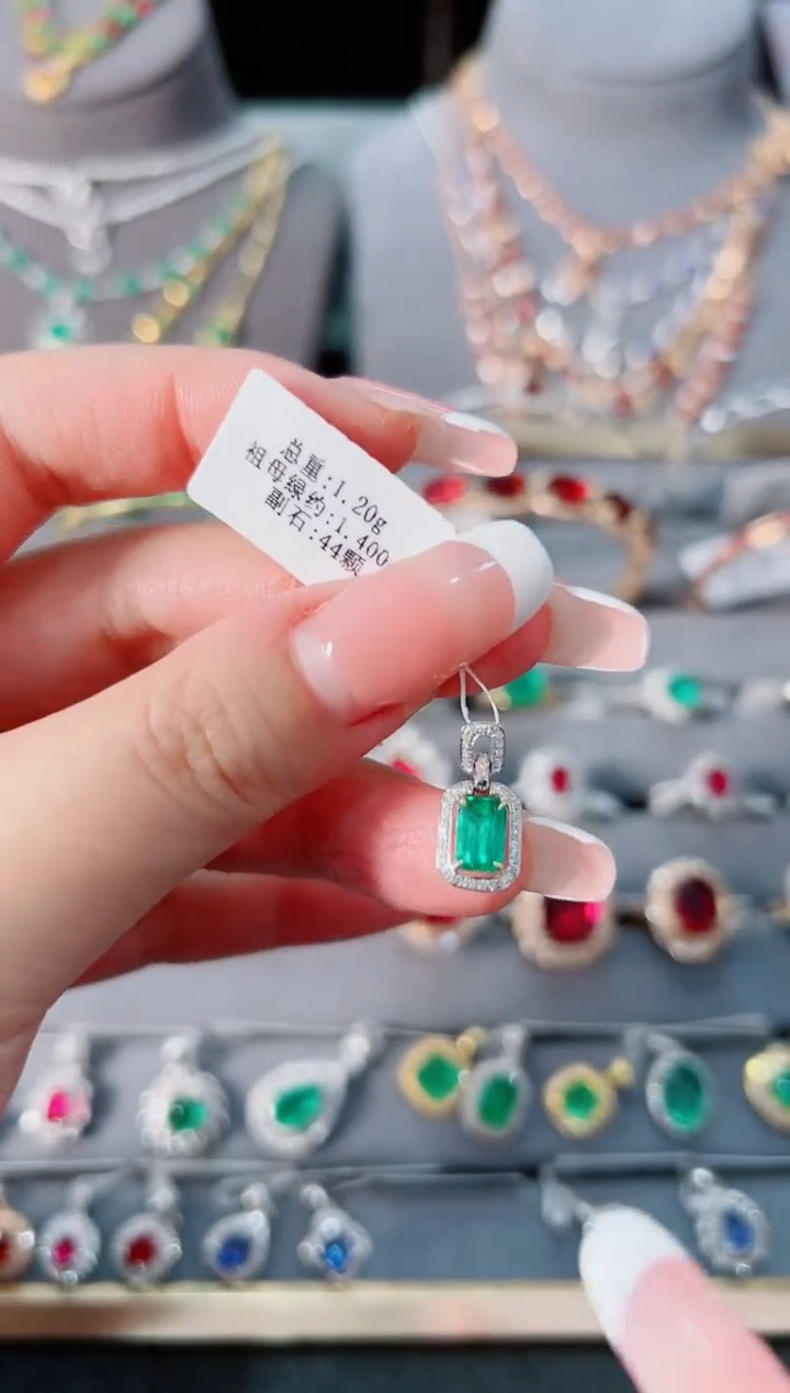 【闪购商品】祖母绿吊坠18K金镶嵌·