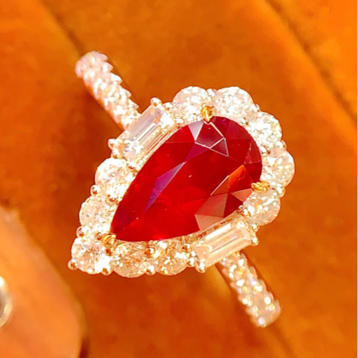 《轩尼珠宝鸽血红》18K金镶嵌红宝石