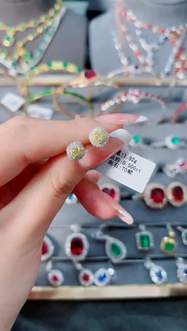 【闪购商品】钻石耳钉18K金镶嵌·