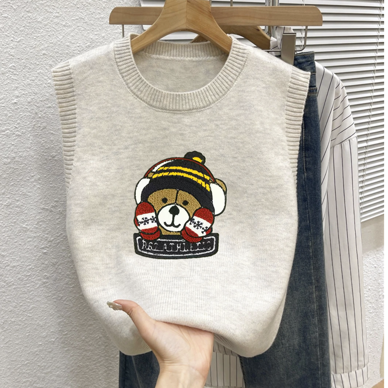 圆领卡通小熊刺绣减龄洋气无袖针织马甲女毛衣背心外穿秋冬短款