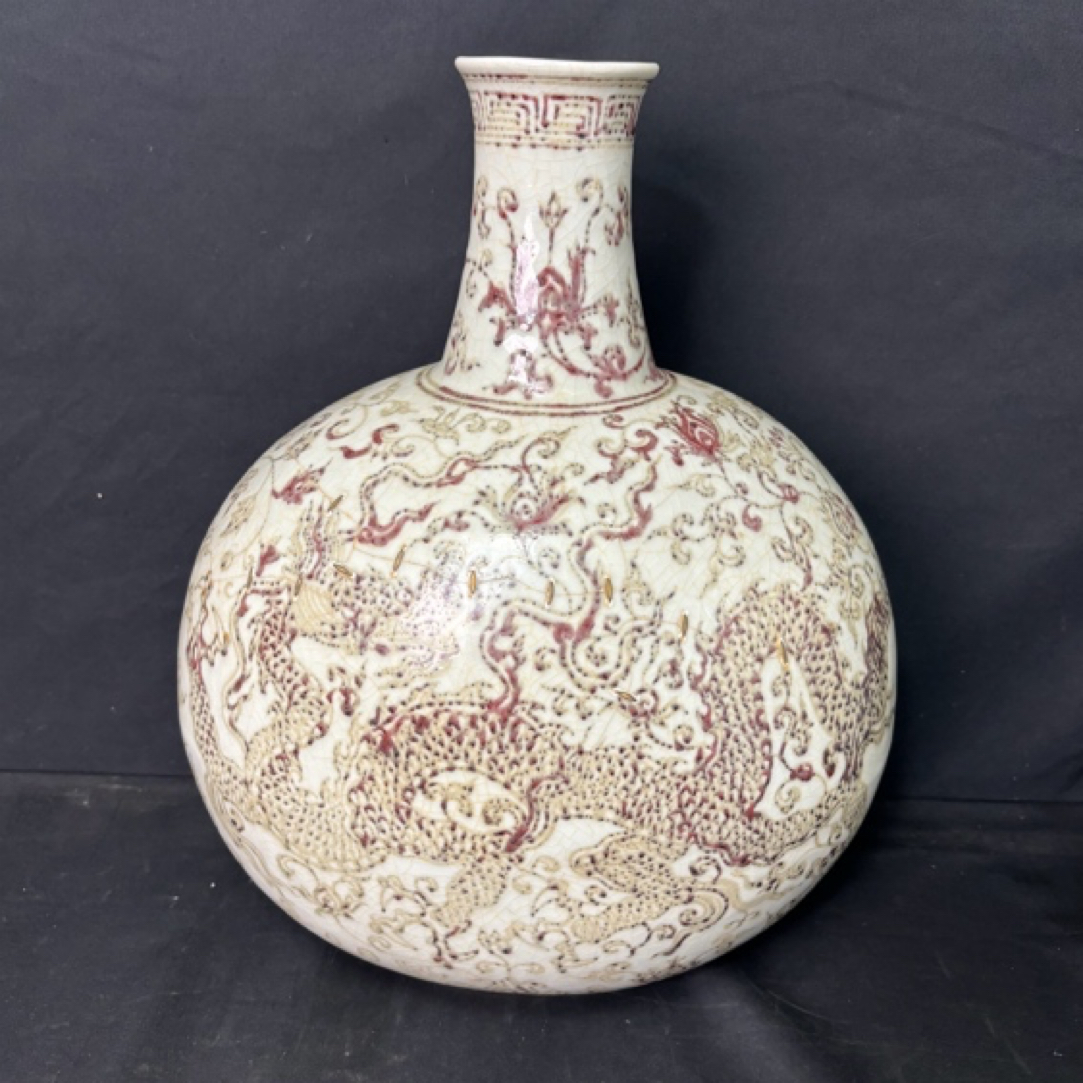 釉里红抱月瓶莲花缠枝图有锯钌