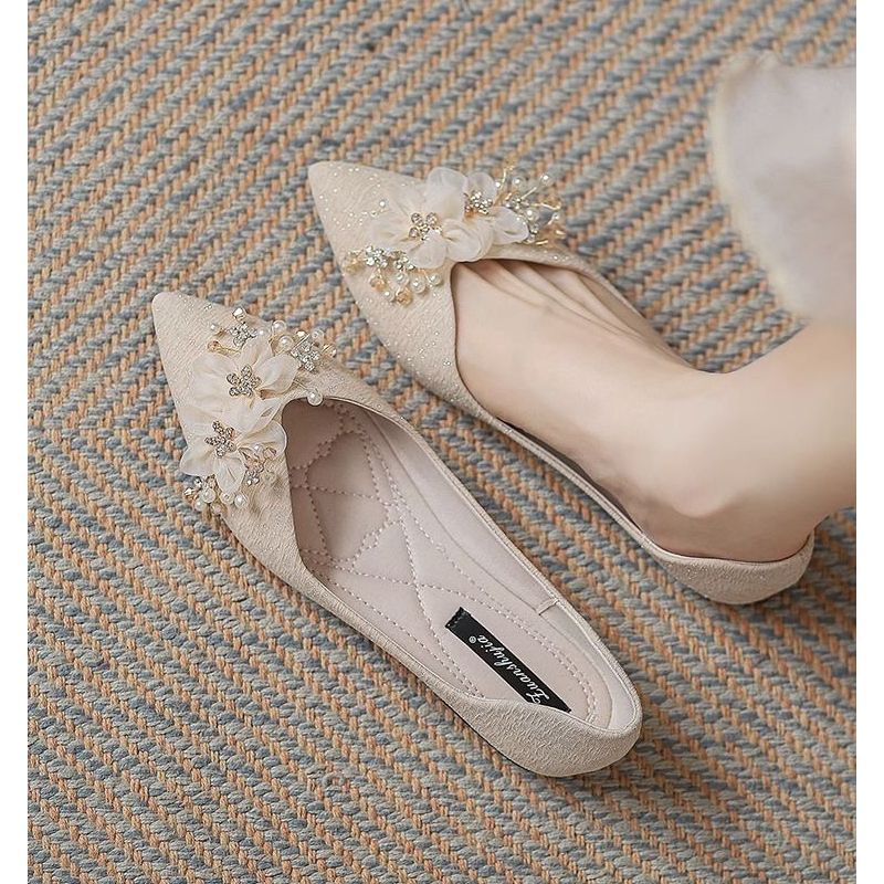 平底单鞋女秋季2023新款一脚蹬水钻珍珠花瓣仙女配裙子婚鞋新娘鞋