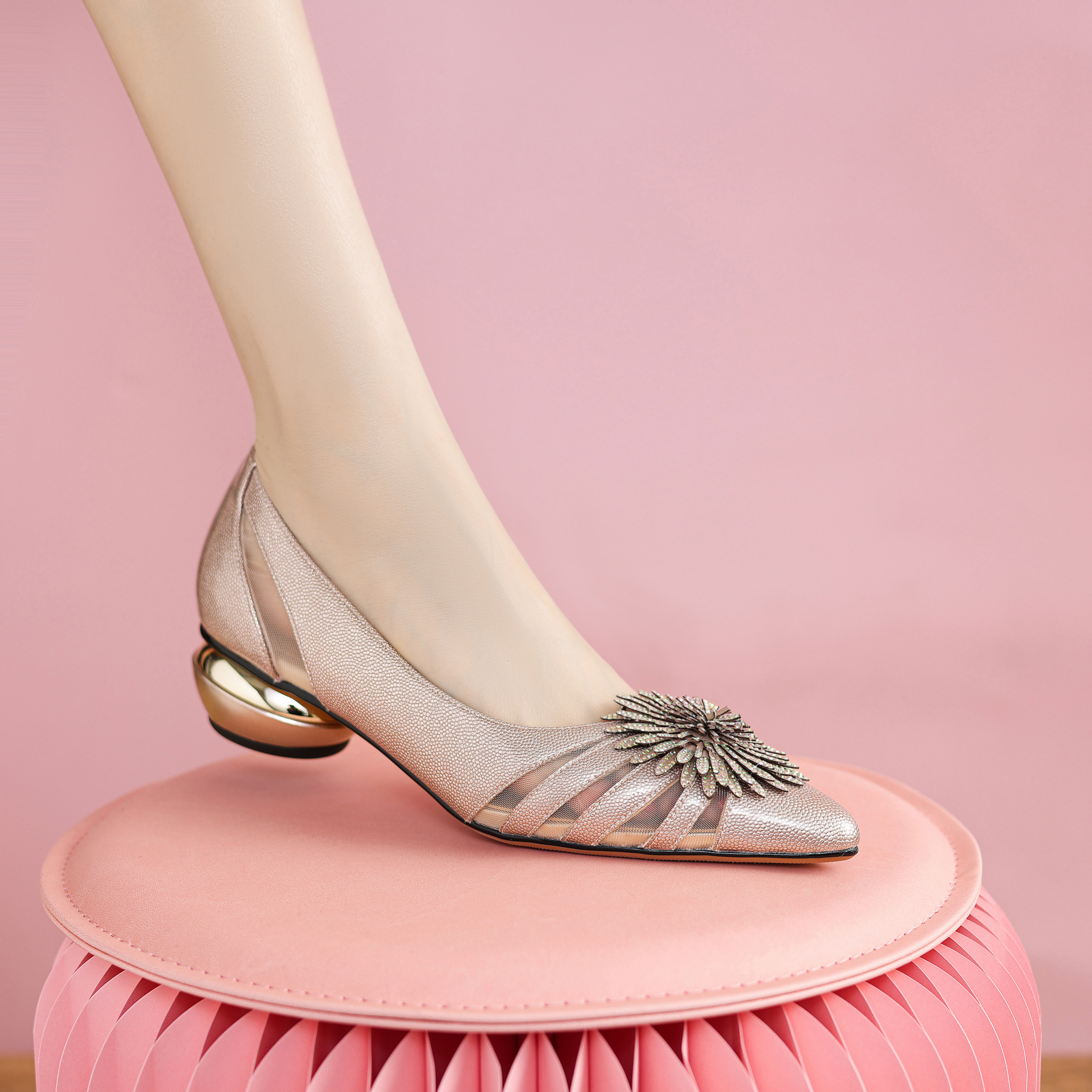 尖头鞋舒适时尚百搭女士软底浅口真皮粗跟太阳花鞋单鞋t37