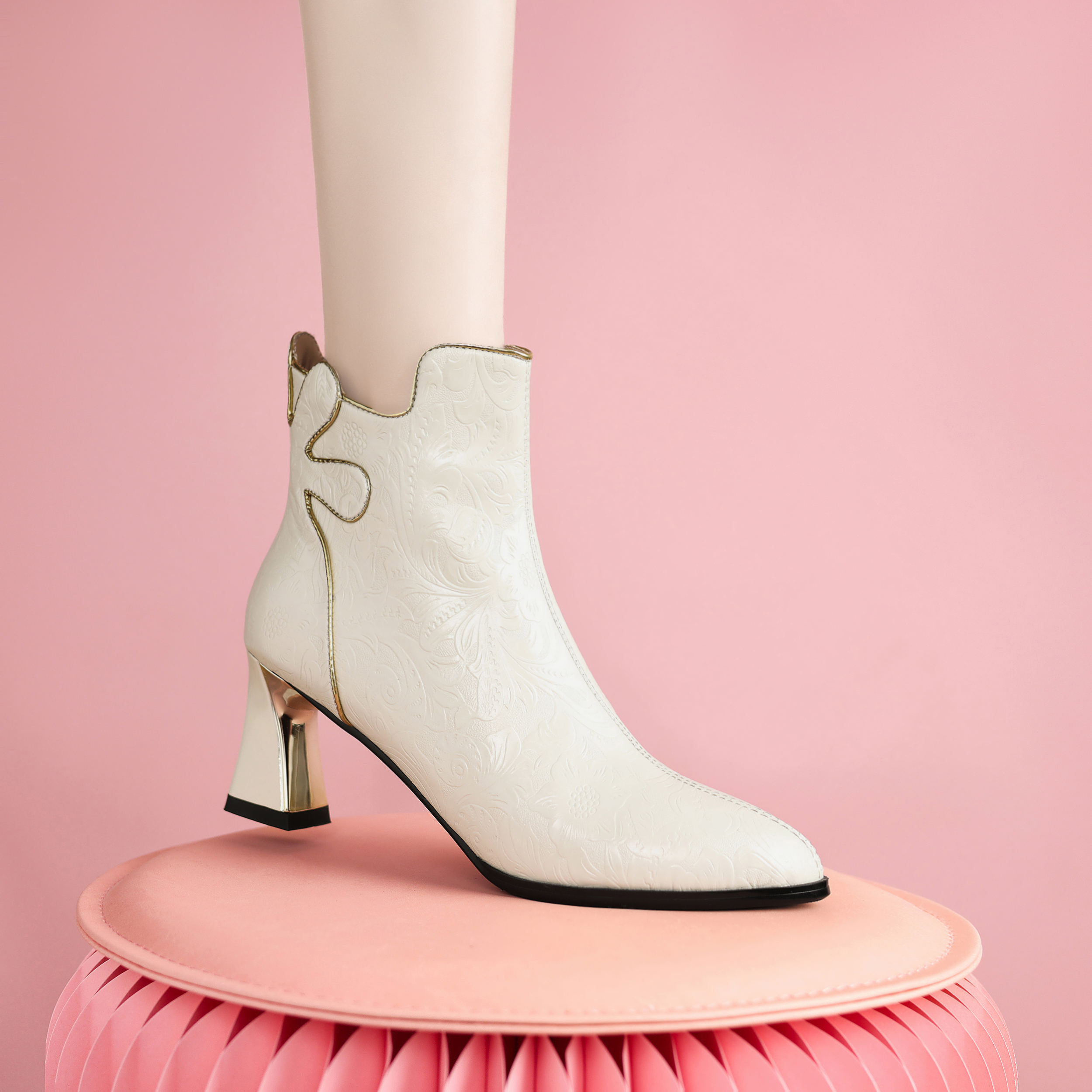 真皮短秋冬时尚百搭加绒软底粗跟气质新款尖头压花短靴  x72-t127