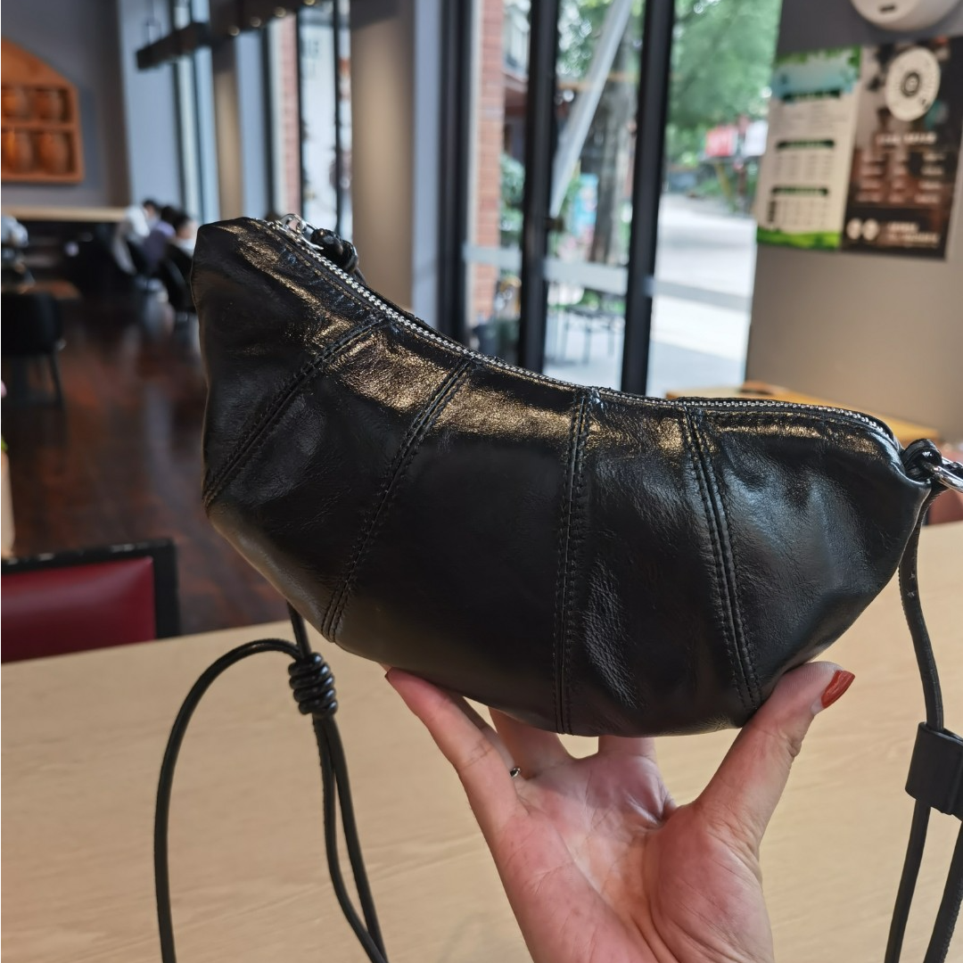 秋冬新款油蜡牛皮百搭牛角包高级单肩包轻奢时尚休闲女士黑色腋下