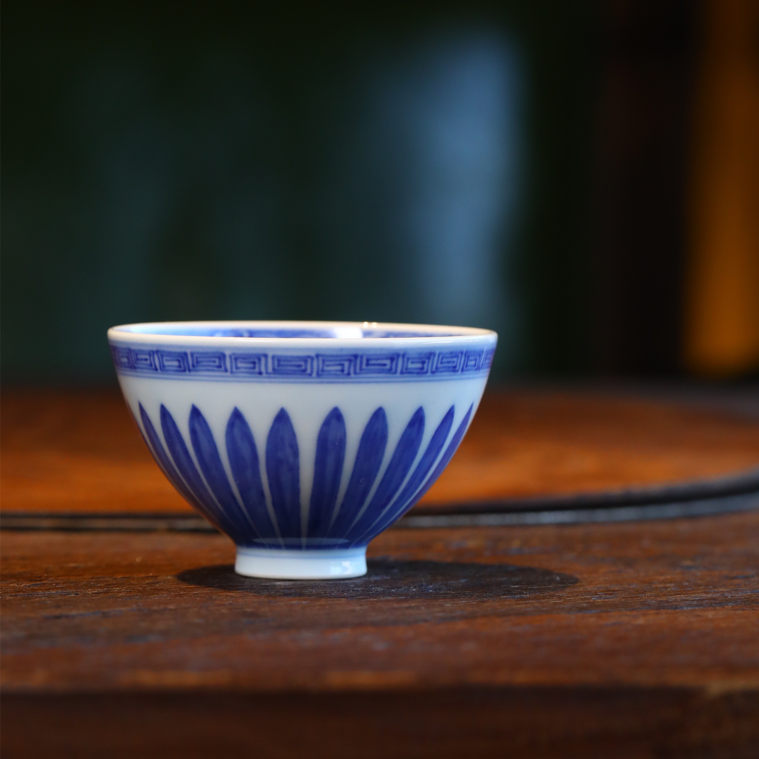 【陶人临古】青花莲瓣纹鸡心杯