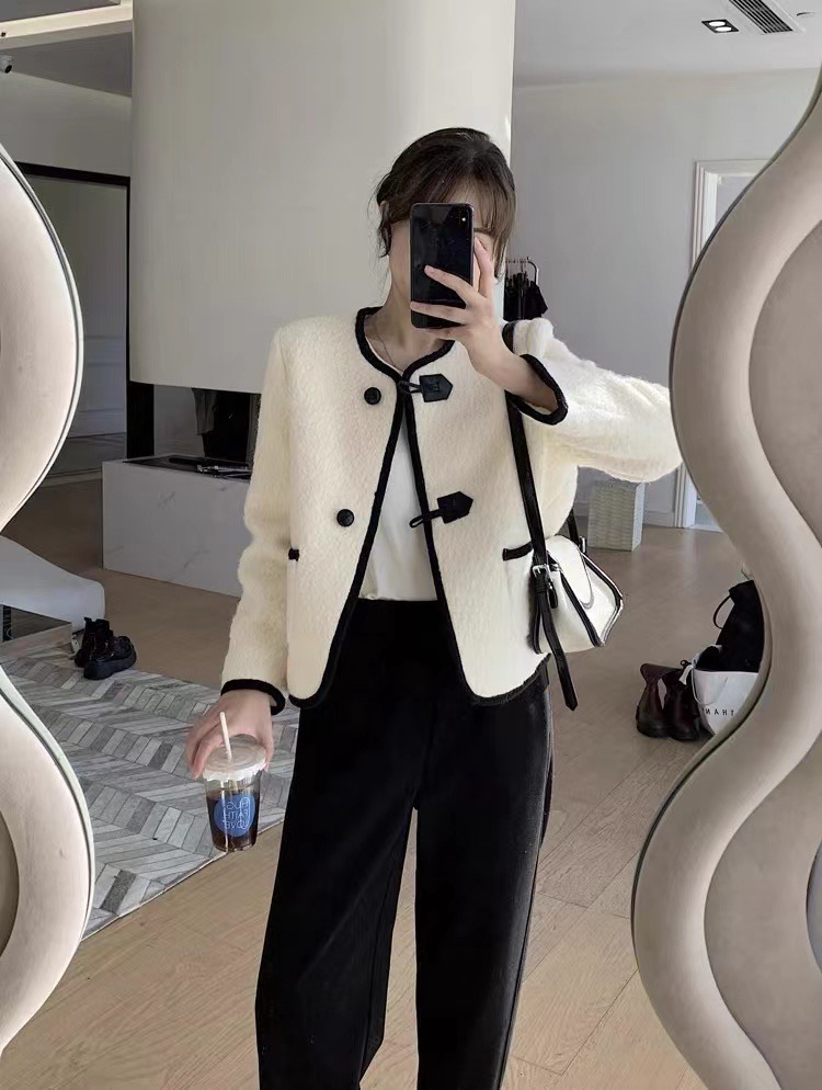 2023年法式高级感赫本风小香风短款圆领双排扣气质名媛外套女秋冬