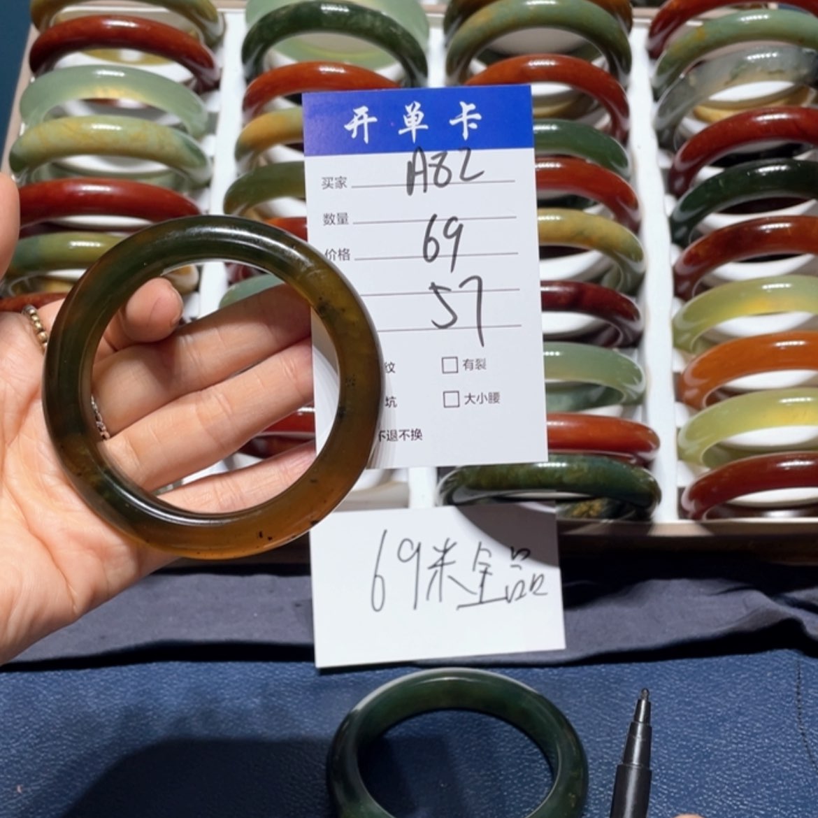【闪购商品】蛇纹石玉手镯未镶嵌荣**态