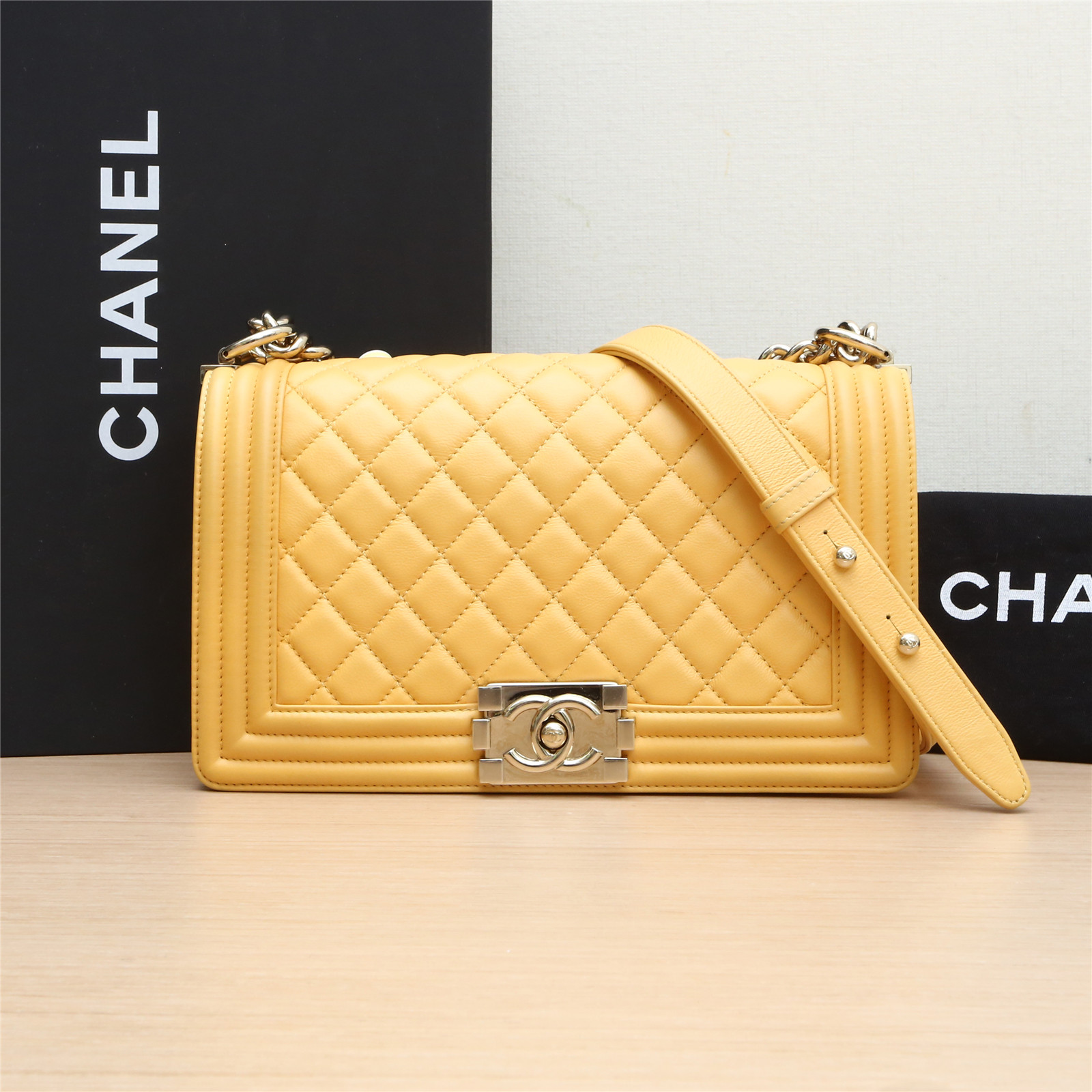 99新 Chanel/香奈儿 Leboy 中号 黄色 27开 斜挎包P213865859