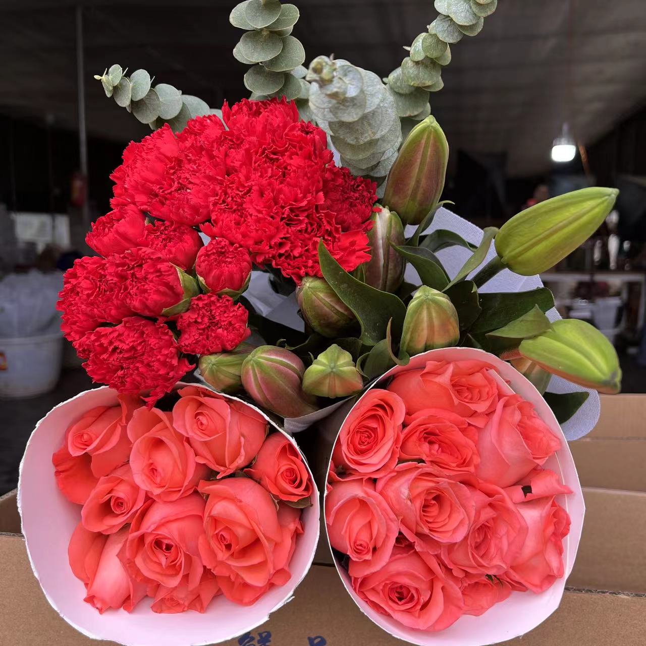 玫瑰5支+百合5花苞+康乃馨10支+配草5