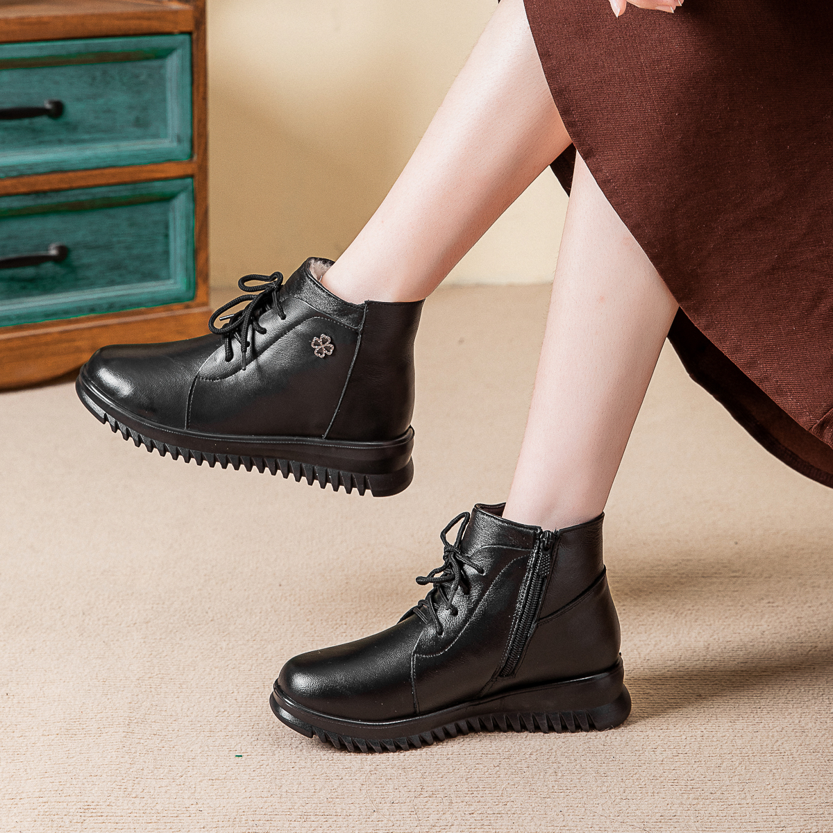 羊毛短靴女款冬季中老年女鞋加绒加厚棉皮鞋防滑真皮妈妈棉鞋大码
