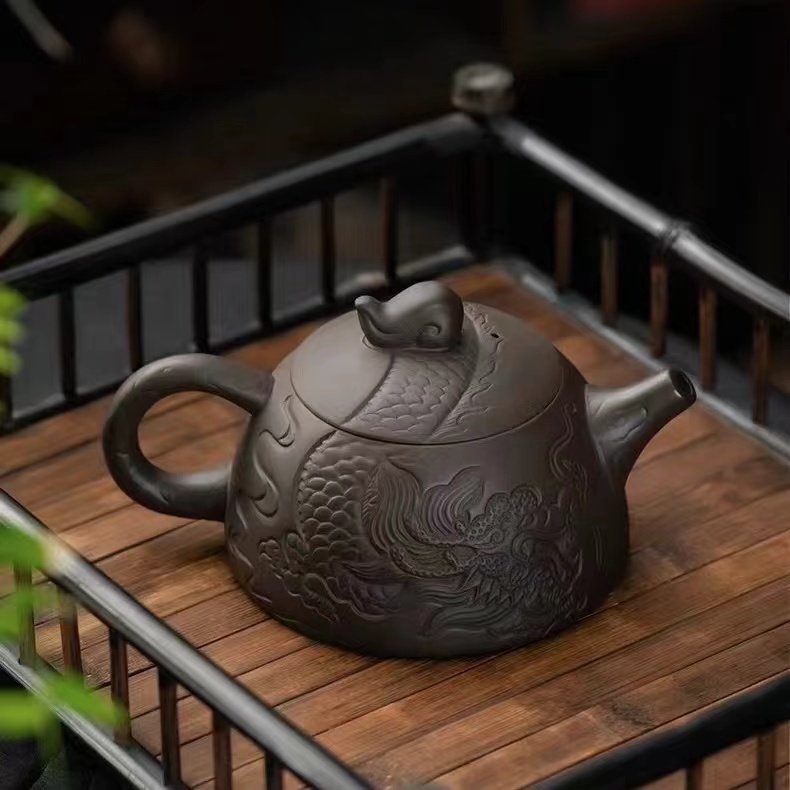 原矿紫砂龙腾盛世浮雕半月龙壶