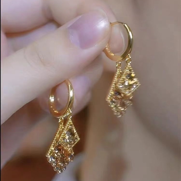 恣睢 铜合金耳饰 R0R32气质百搭锆石菱形卡扣耳环