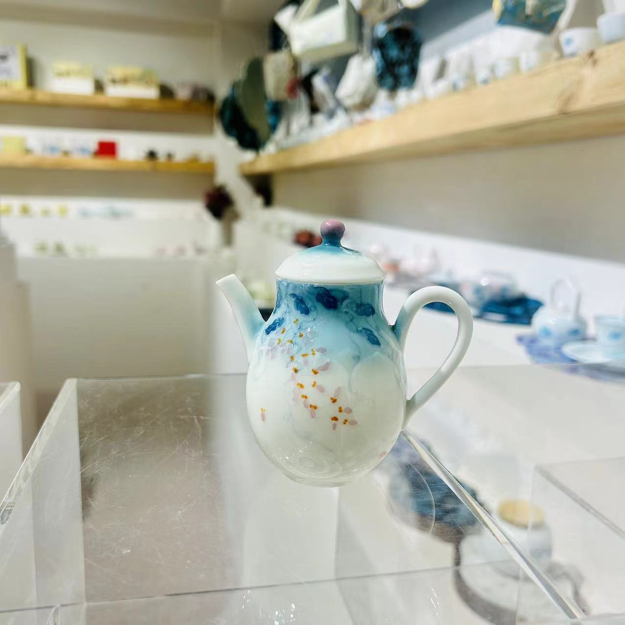 明知山志-有田烧-幽蓝藤雾-莲座壶（品牌黑盒）蓝色