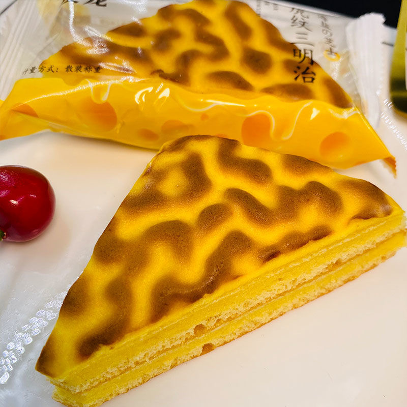 爱龙虎纹三明治菠萝酱芯海盐芝士味营养面包早餐批发整箱糕点虎皮