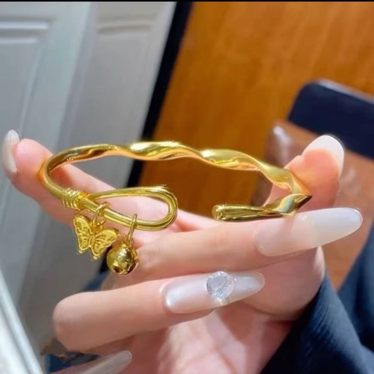 铜合金手镯 铜合金手镯《亮面莫比乌斯小蝴蝶铃铛》精美开口手镯