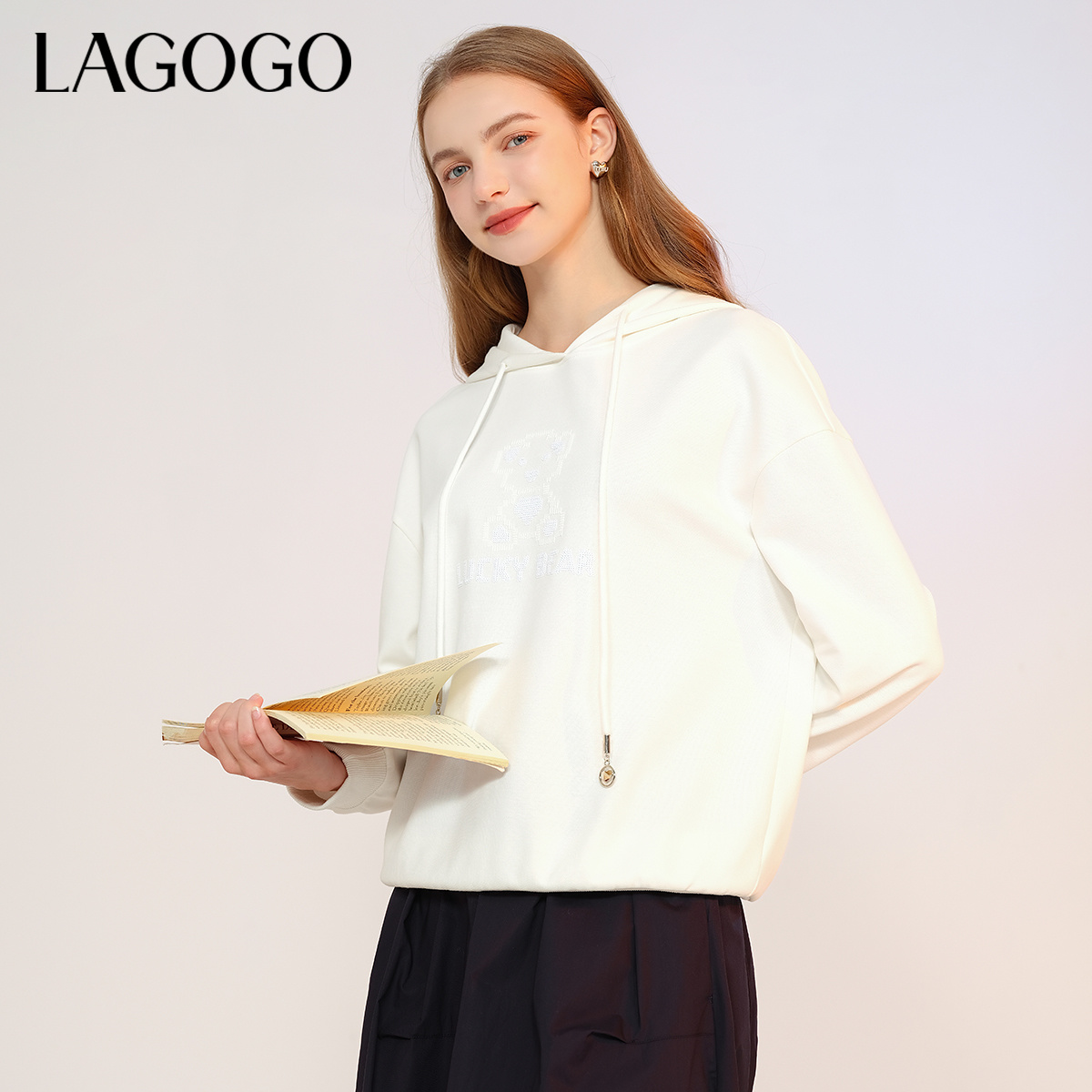 lagogo新款连帽慵懒落肩袖亮片卫衣女MCEE41XC04