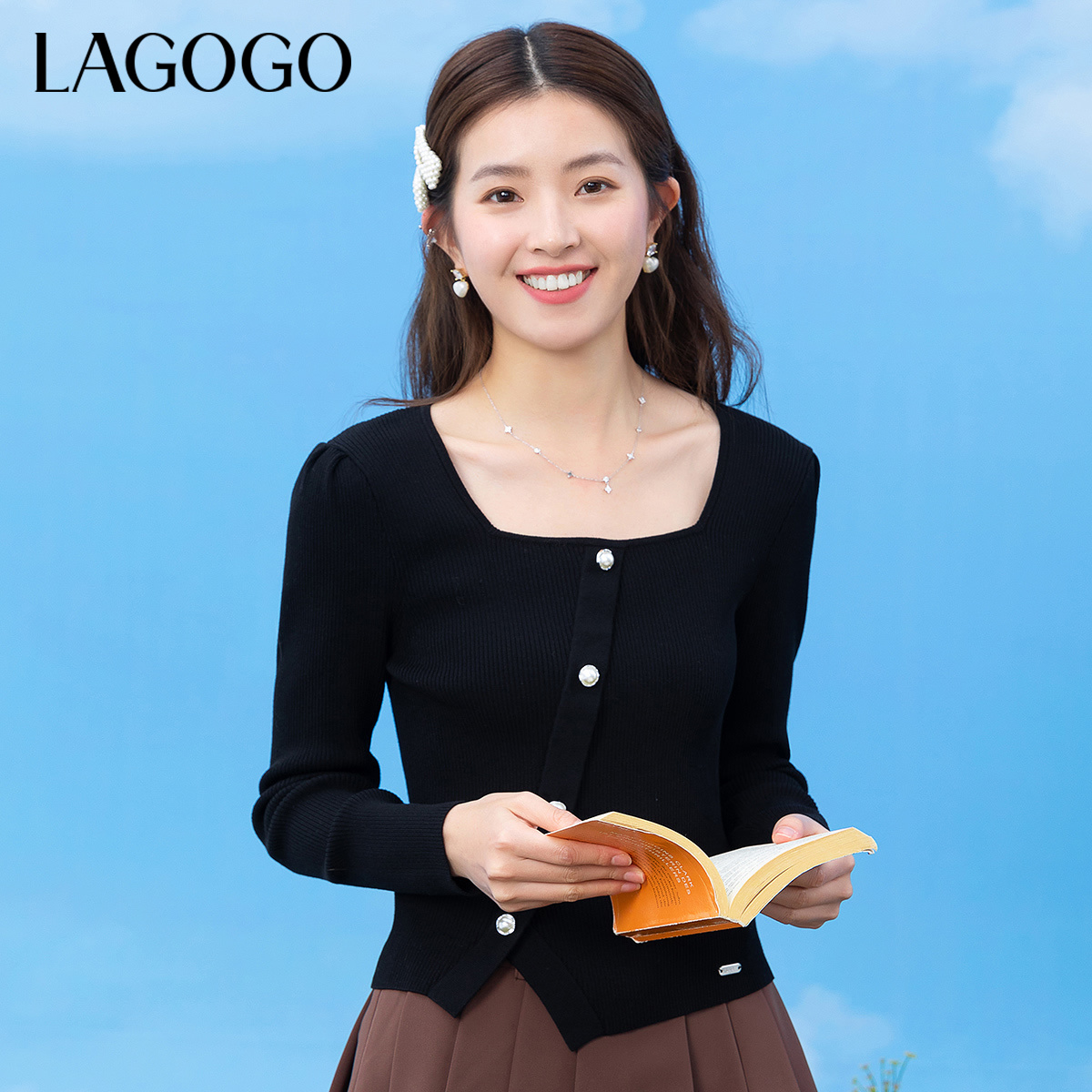 Lagogo新款气质方领珍珠扣显瘦针织衫女MAMM431C32