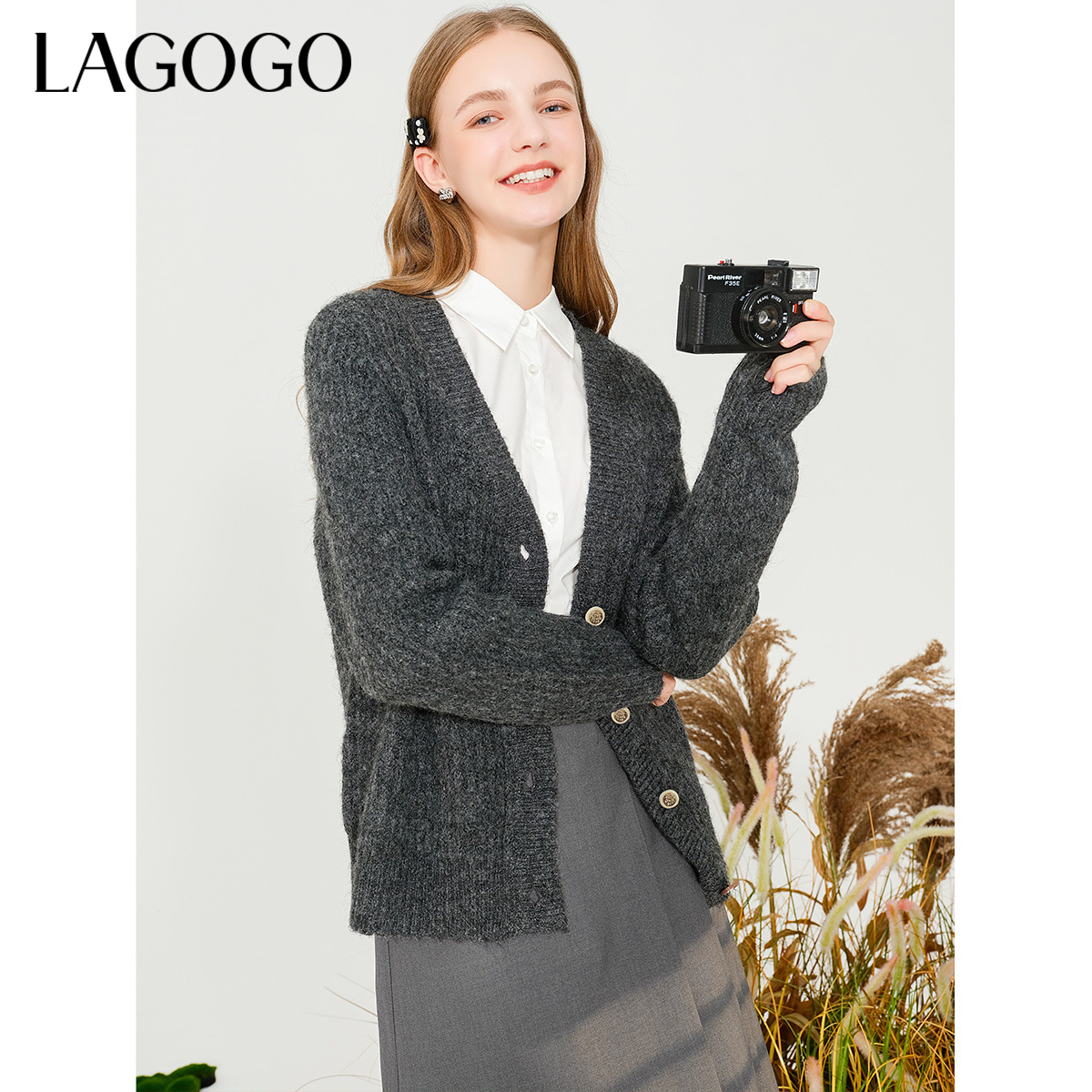 Lagogo新款V领舒适弹力小熊针织衫女MCMM839A27