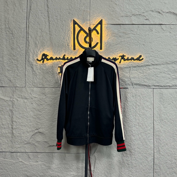 Gucci侧边条纹校服外套全新带吊 XL码