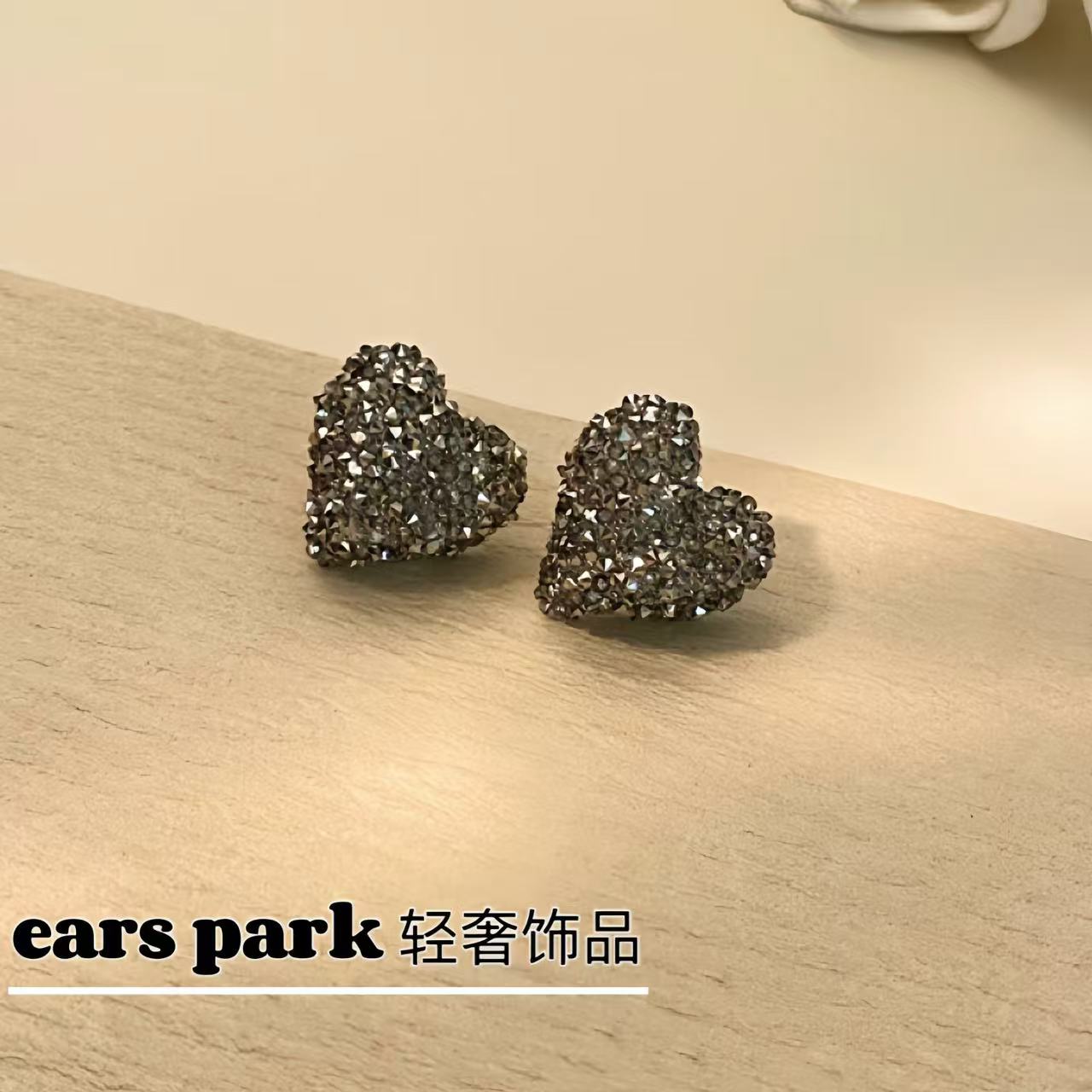 铜合金耳饰 高级感铜合金耳钉精致气质百搭轻奢爱心耳饰简约风