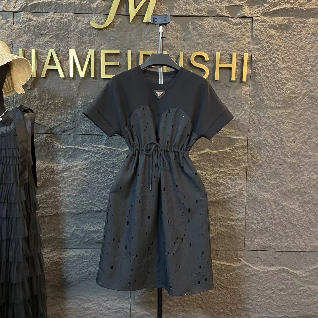 （现货！）新款三角牌镂空做旧拼接显瘦连衣裙1079