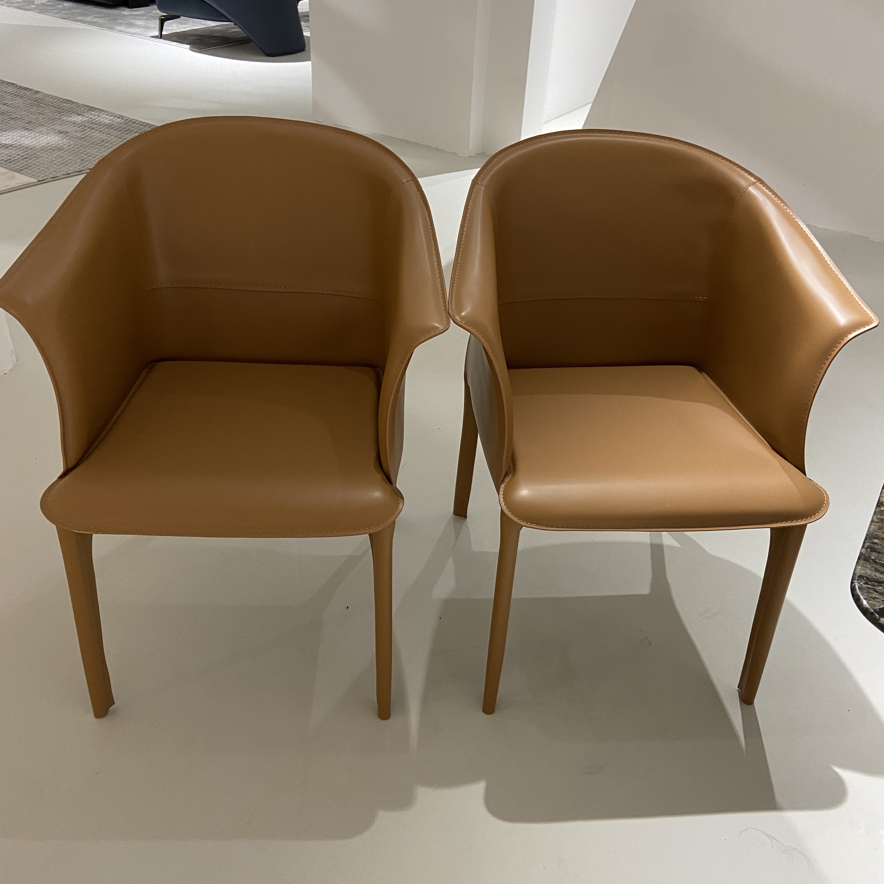 【环抱】意式现代轻奢稳固环抱马鞍皮休闲餐椅靠背椅