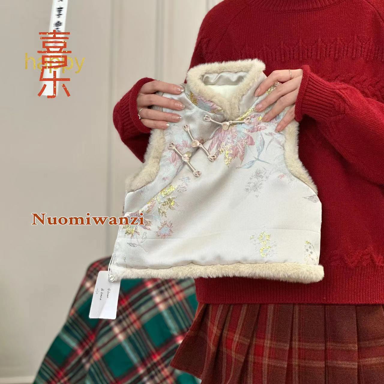 丸子十【新年款】儿童年款毛毛领刺绣斜边扣马甲（冬款） WZJ（S）-3220