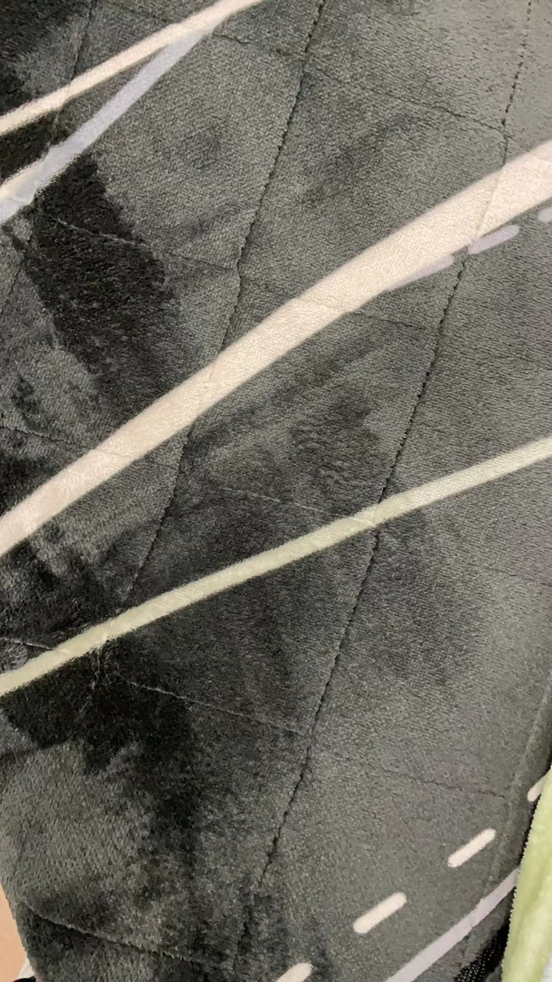 130*185约 绗缝黑色线条 家用地毯地垫 微瑕 条纹卧室客厅