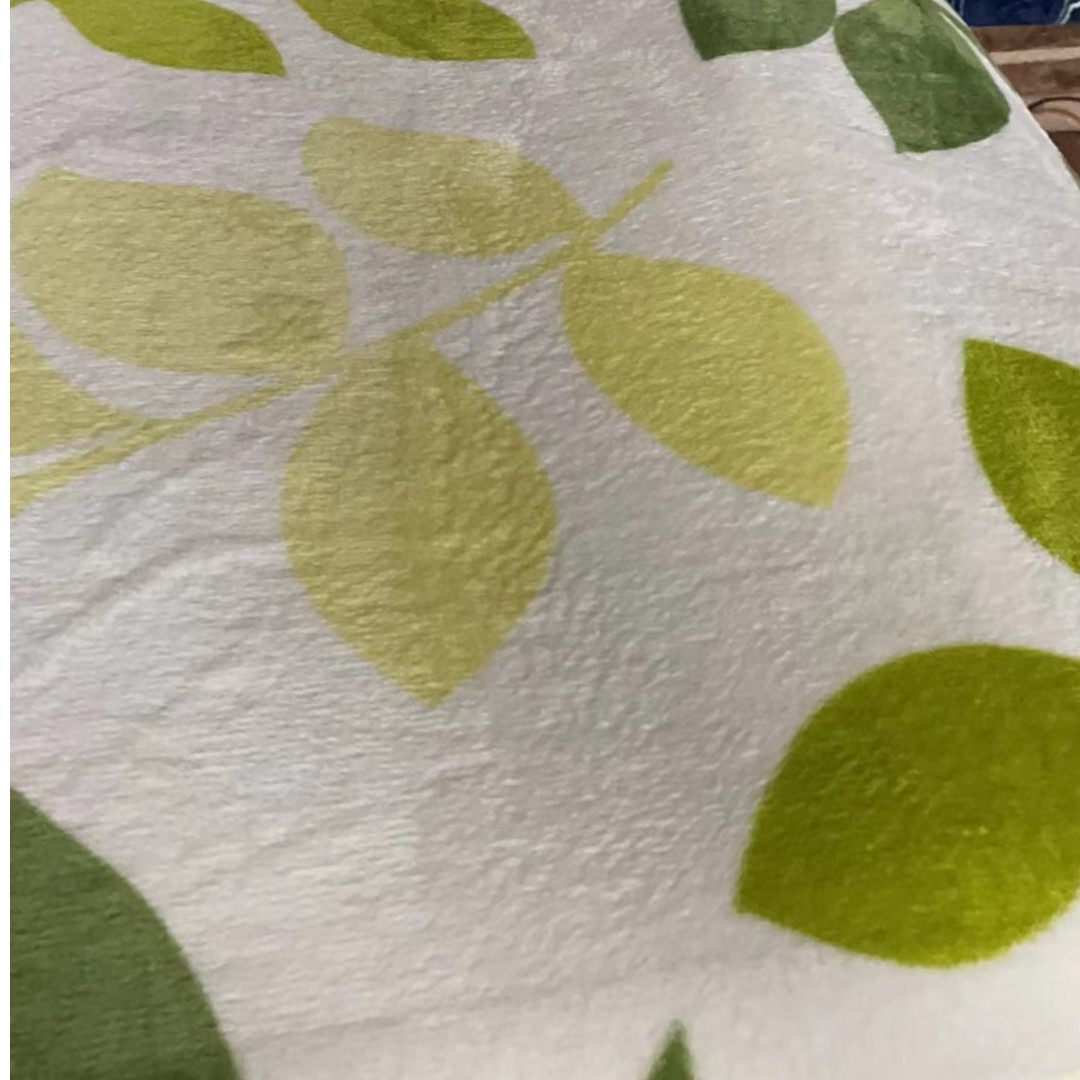 130*185（约） 白底绿树叶 法兰绒地毯地垫 微瑕疵家用客厅 卧室