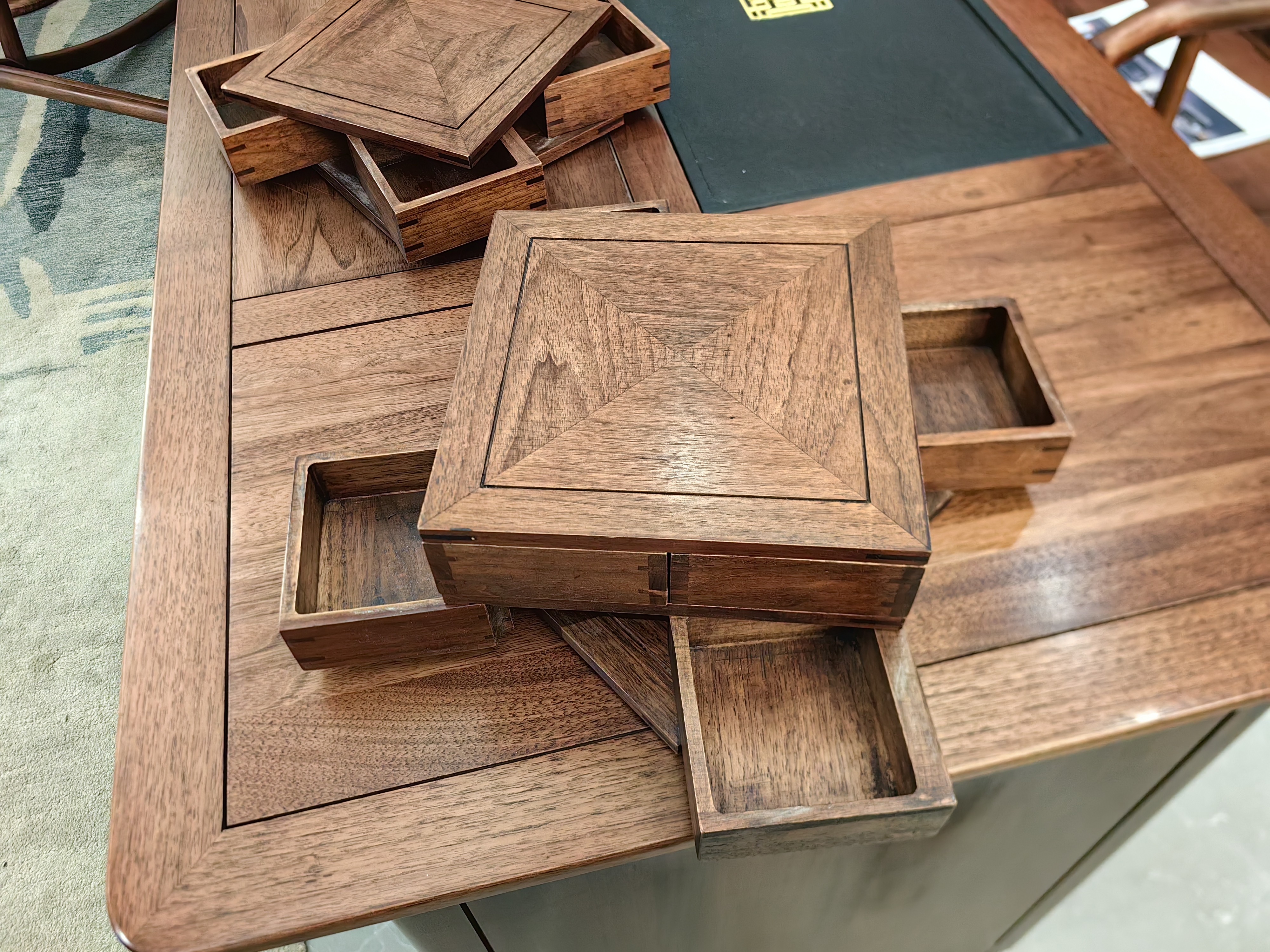 胡桃木可旋转开启机关盒首饰珠宝玉器纪念币储物盒木质收纳家用