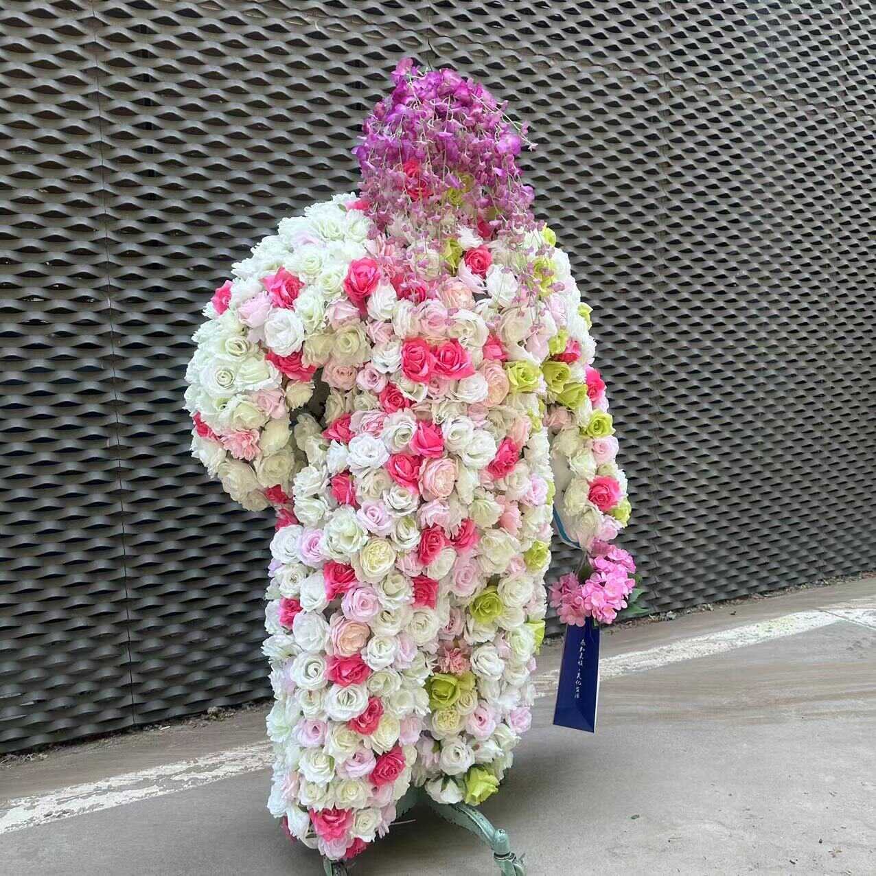 网红花墙玫瑰花衣裳花房瀑布原创景区节日拍照打卡情人节布置背景