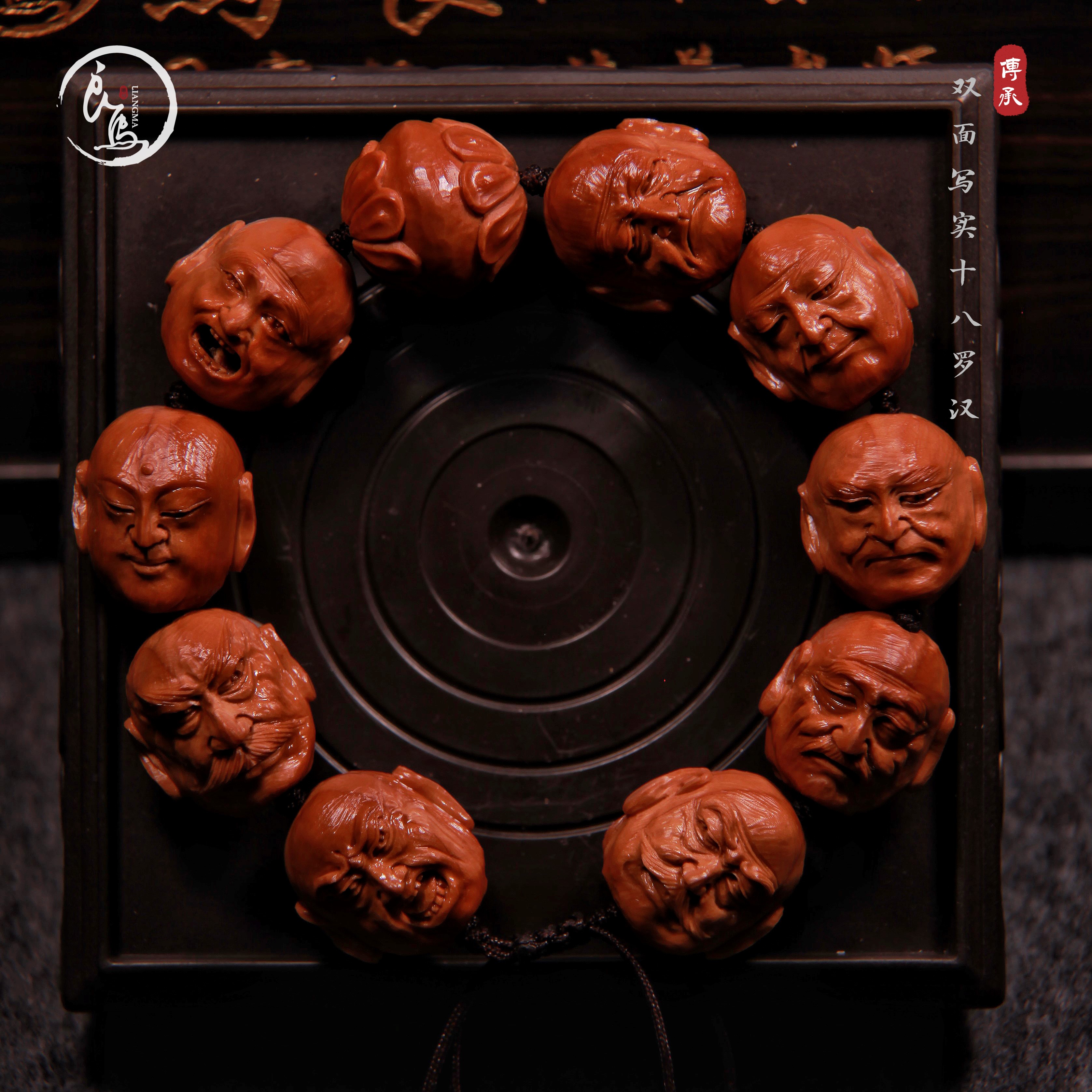 【双面罗汉】人物脸部肌肉自然，表情生动，神态逼真。胡须飘逸，