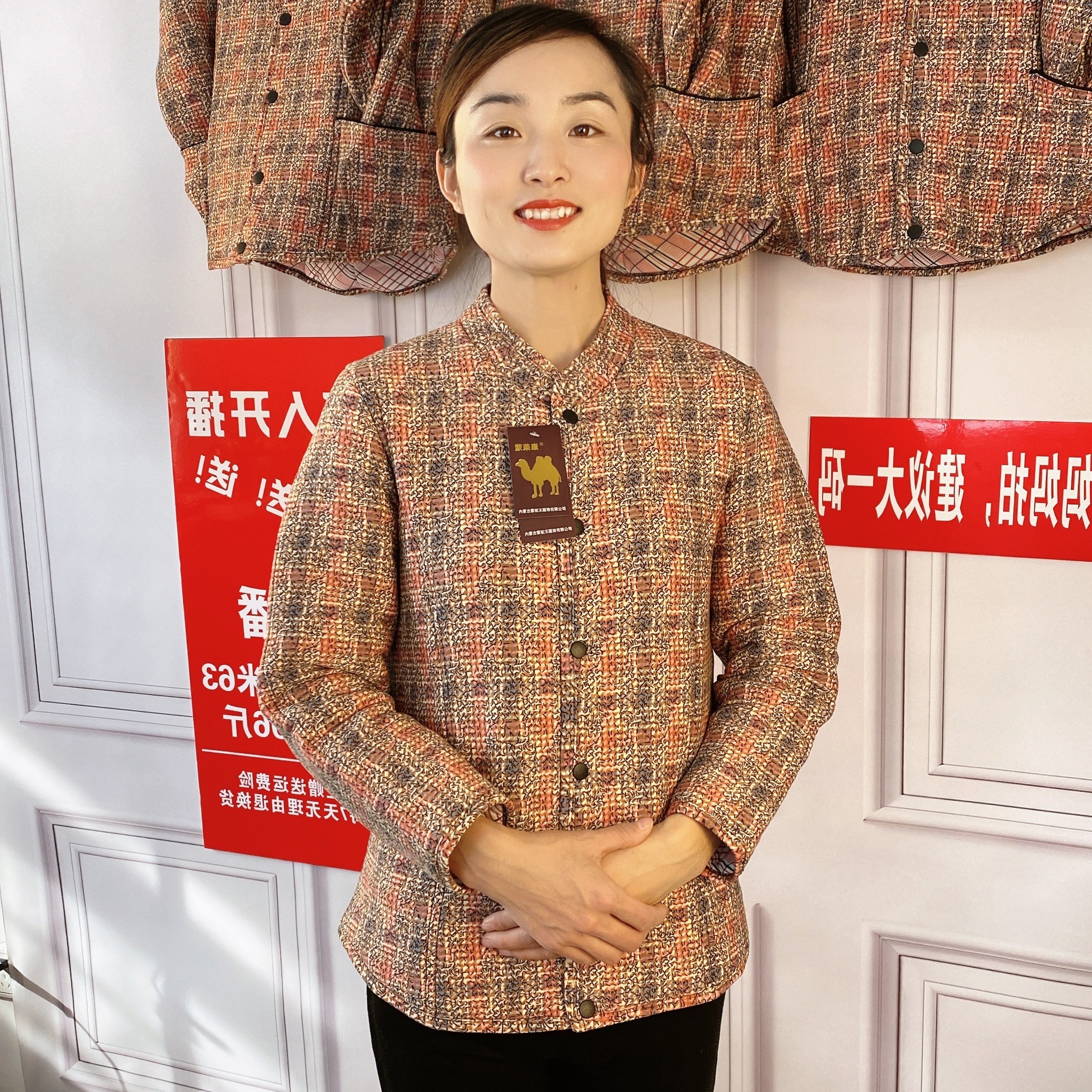大气时尚红蓝格棉衣