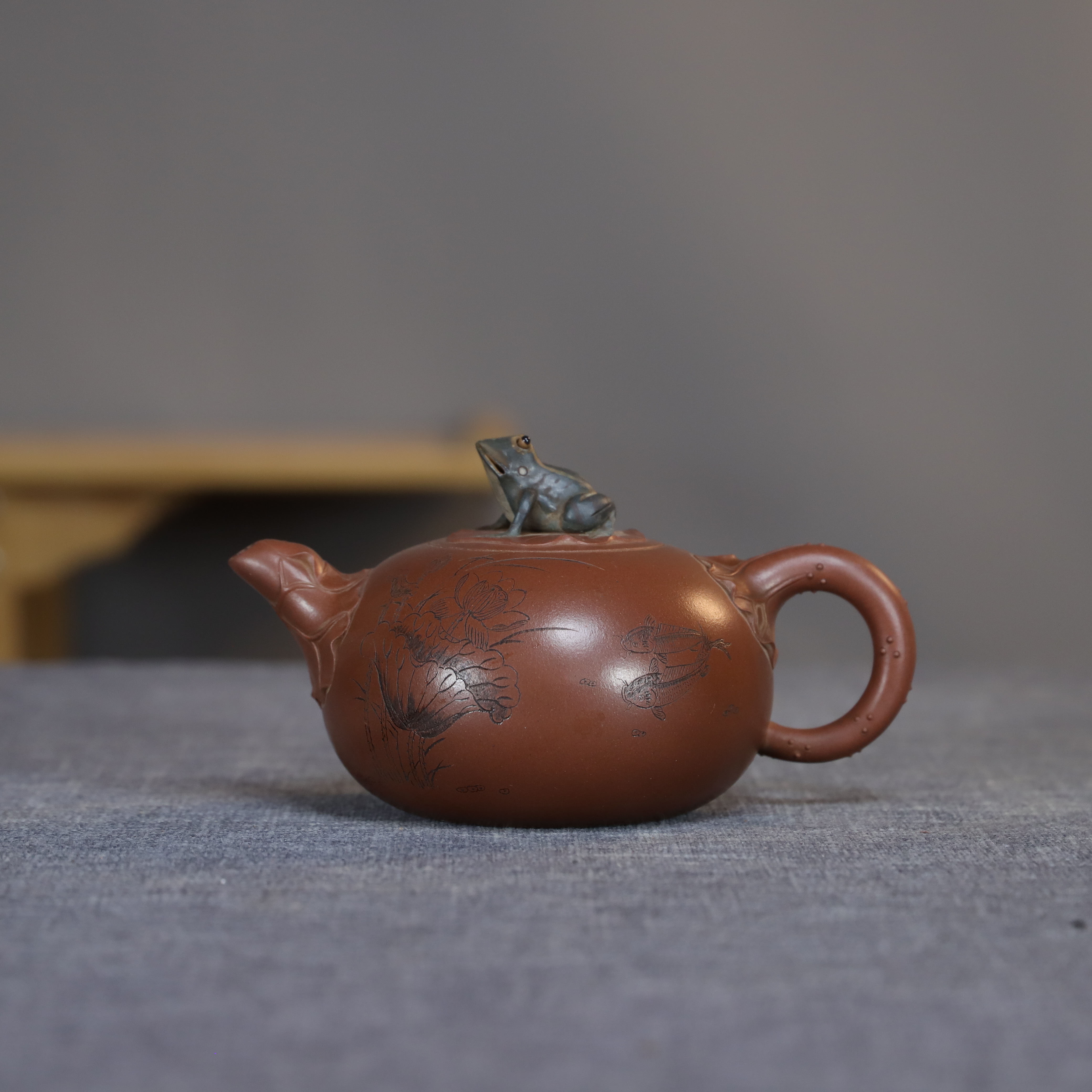 宜兴紫砂花器刻绘青蛙荷叶壶