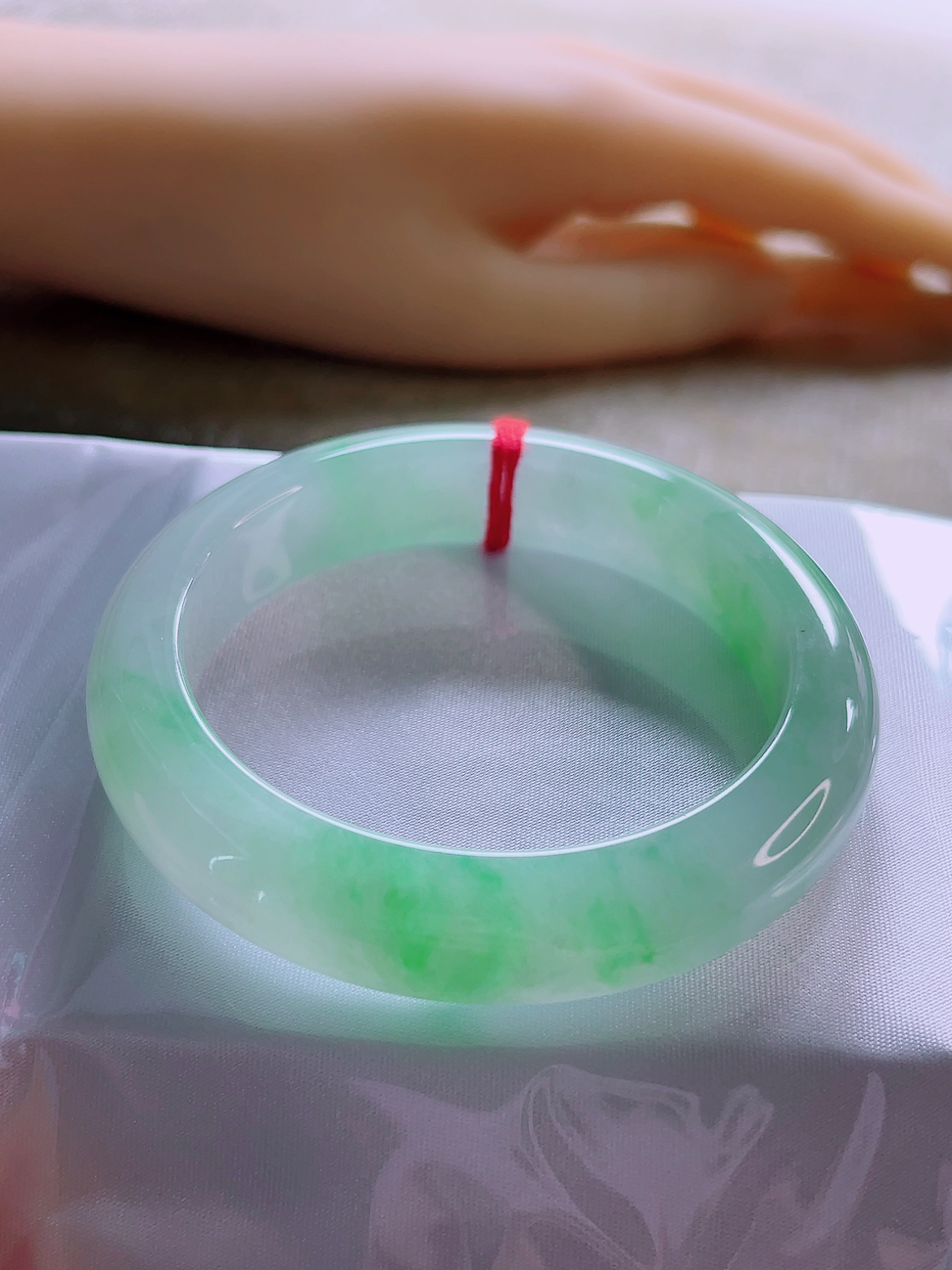 天然缅甸A货纯天然翡翠 正品女款时尚冰种起胶飘绿53.8圈宽边手镯