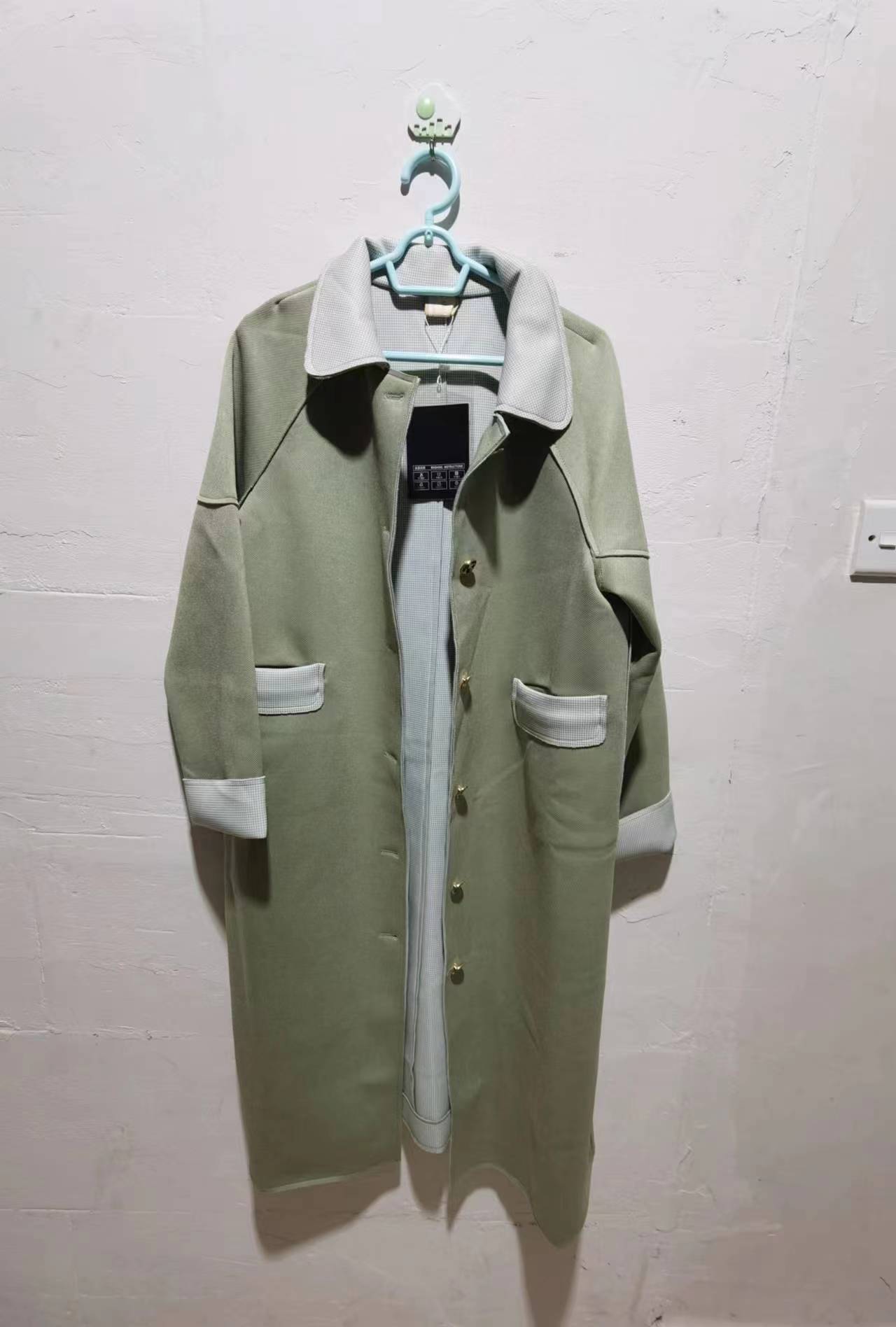 女士长款绿色风衣（领口条纹）