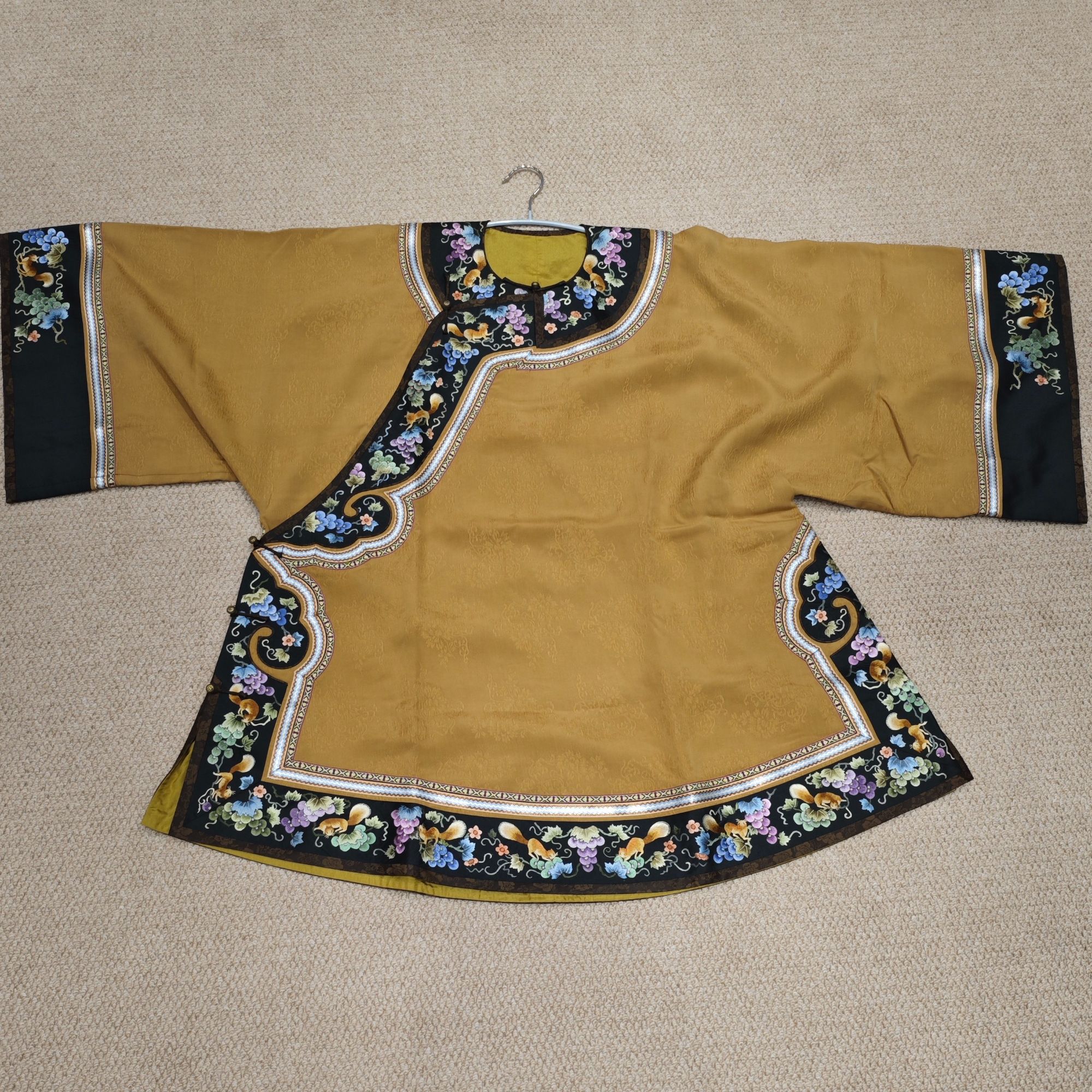 【醉瑶台】 葳蕤中式黄色斜襟松鼠葡萄纹上衣（衣长88，胸围136）