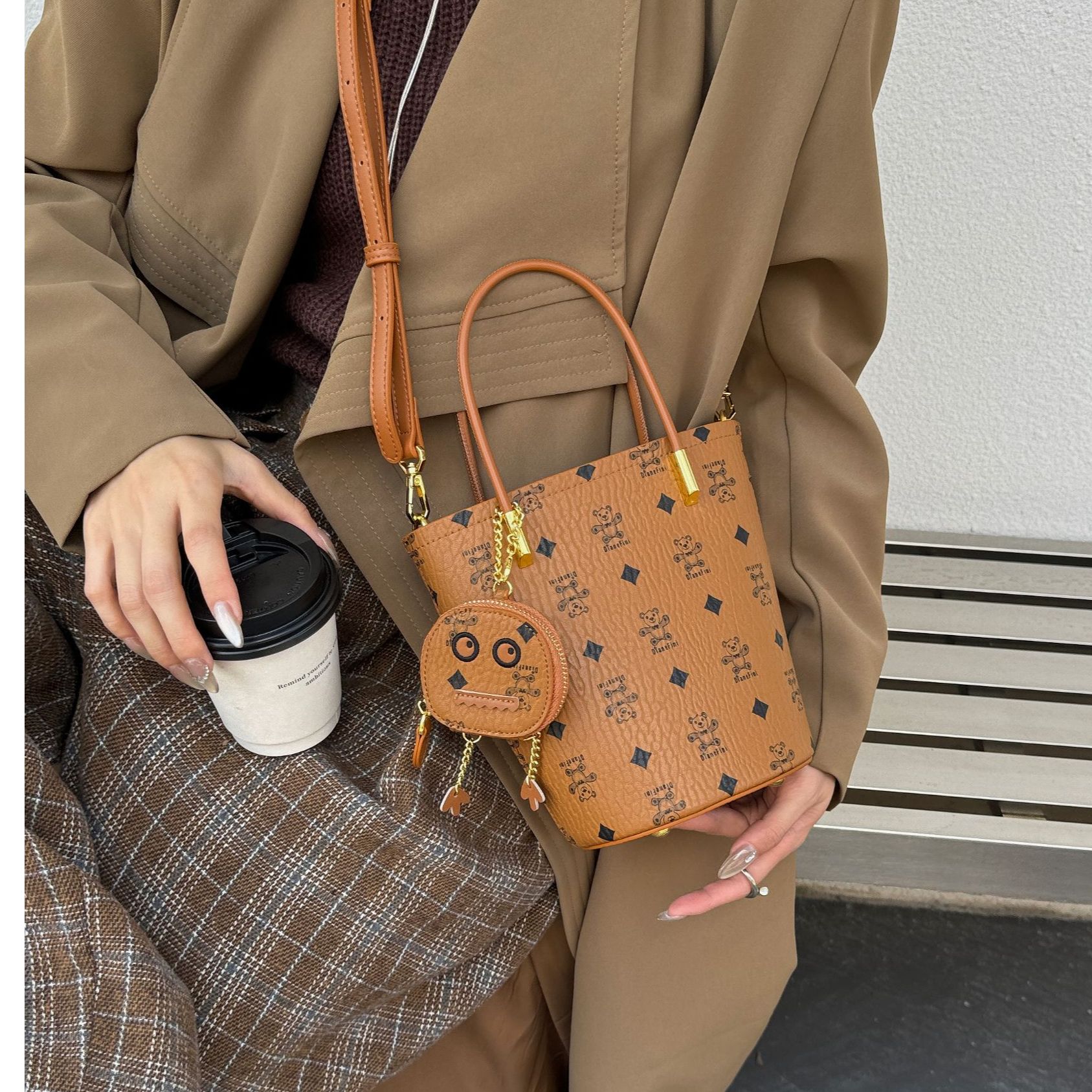 2025小众秋季新品升级款洋气水桶包轻奢女士百搭包包女斜挎小包