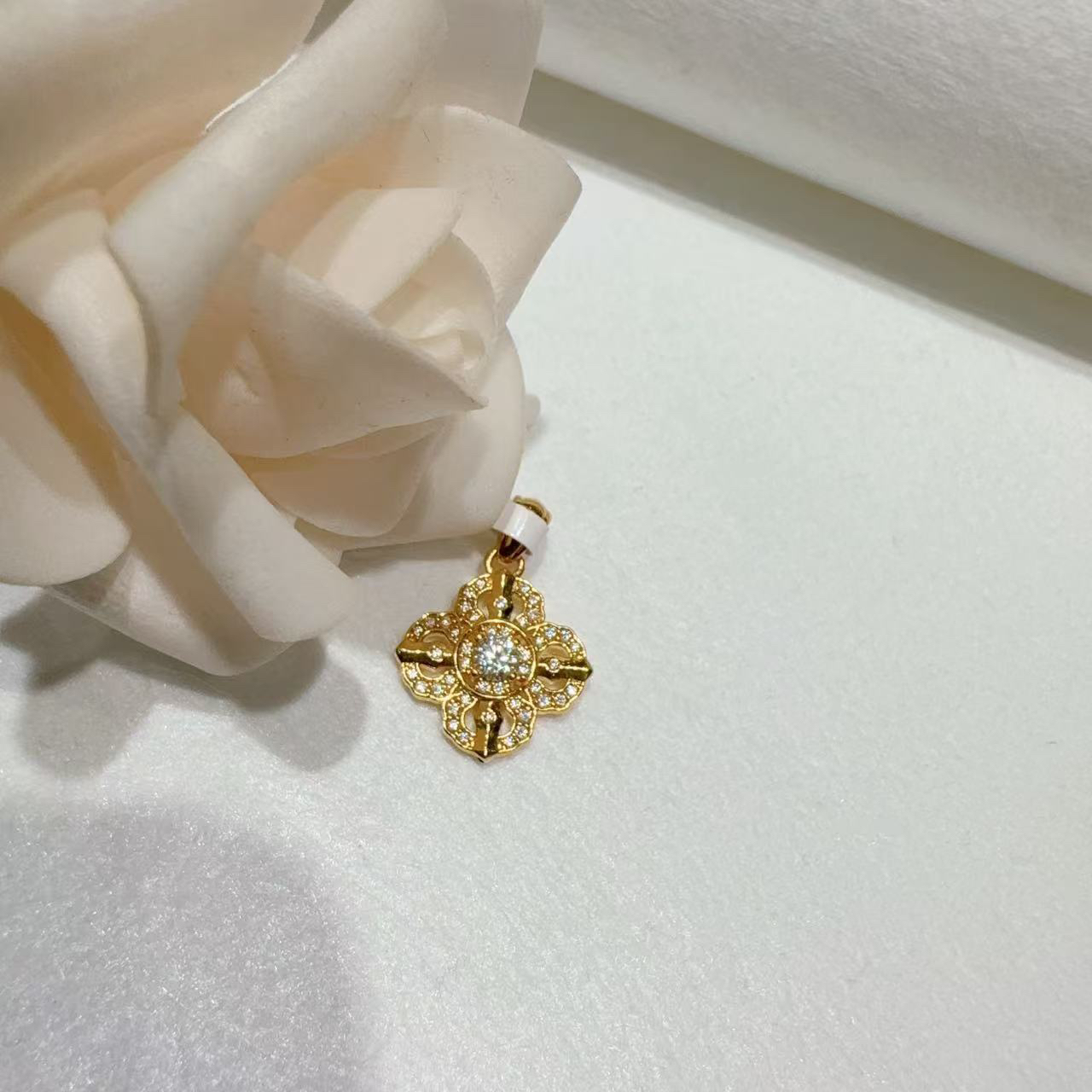 5D足金镶嵌窗花吊坠00709