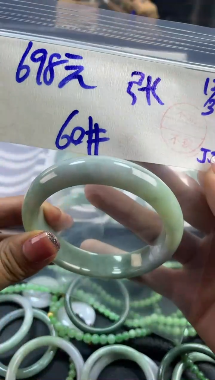 【闪购商品】定制翡翠未镶嵌翡翠手镯