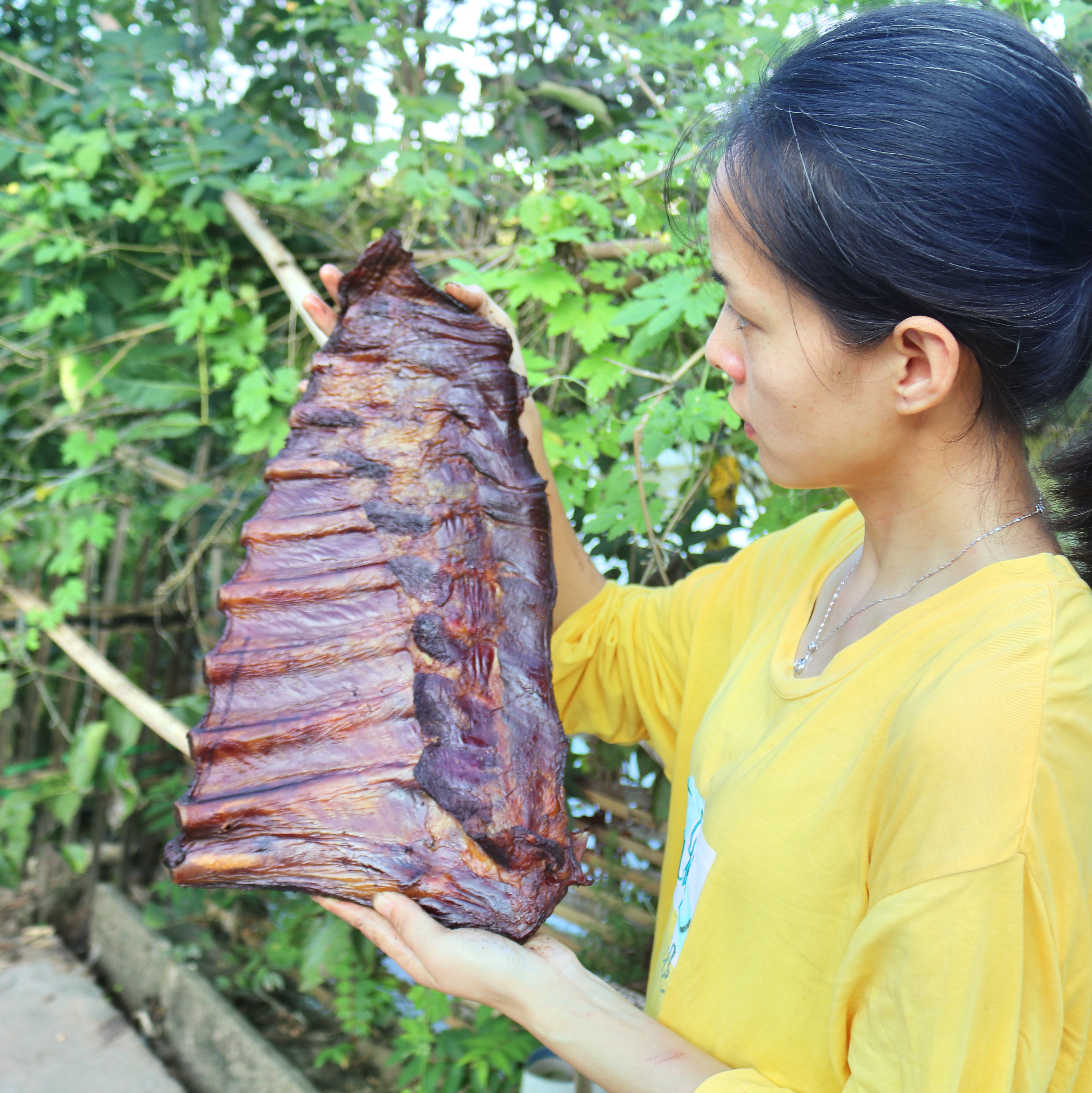 重庆小七妹（腊排骨））现场一称一拍营养干净食用称重常温烟熏保存