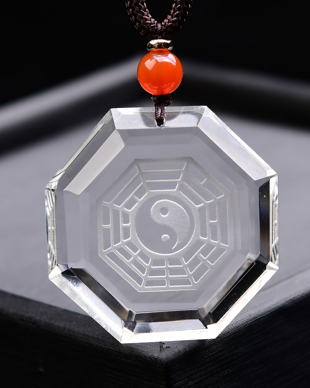 天然白水晶乾坤八卦牌吊坠，尺寸 35*35*14.5mm  重量 26克 