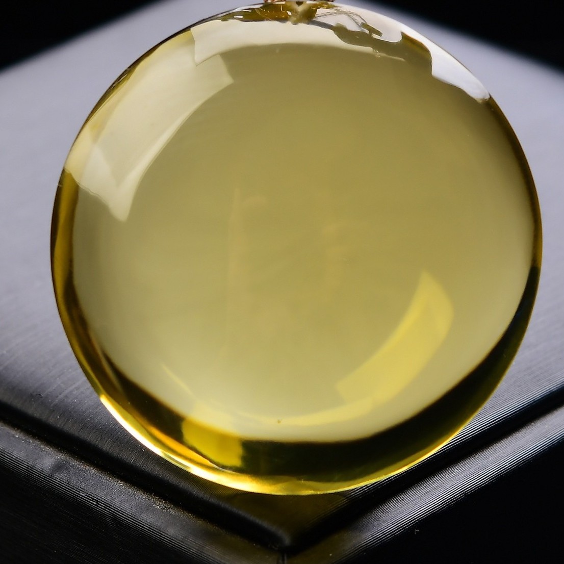 天然黄水晶圆牌无事牌吊坠，晶体通透，46.9*10.6mm，36.2克