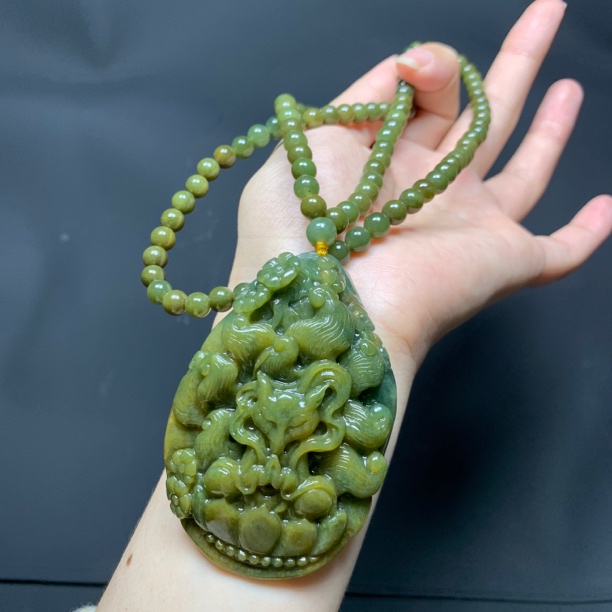 缅甸Ａ货翡翠茶色秋香黄绿狐仙娘娘特色翡翠挂件