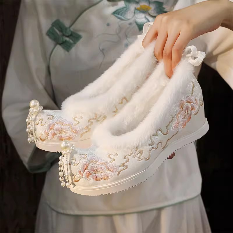 秋冬季古风加绒汉服鞋子女绣花鞋内增高明制古装布鞋老北京鞋春款