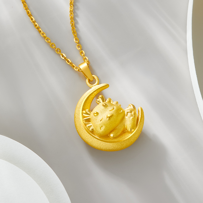 【老鳯祥】黄金吊坠生肖月亮龙足金挂件3D可爱萌龙送女友礼物#凌霄