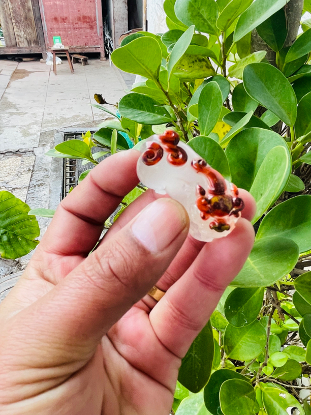 南红玛瑙包浆雕件吊坠。