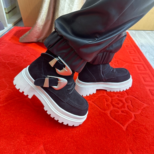 9011头层牛皮百搭高帮马丁靴女秋冬新款马丁靴时尚个性厚底休闲鞋